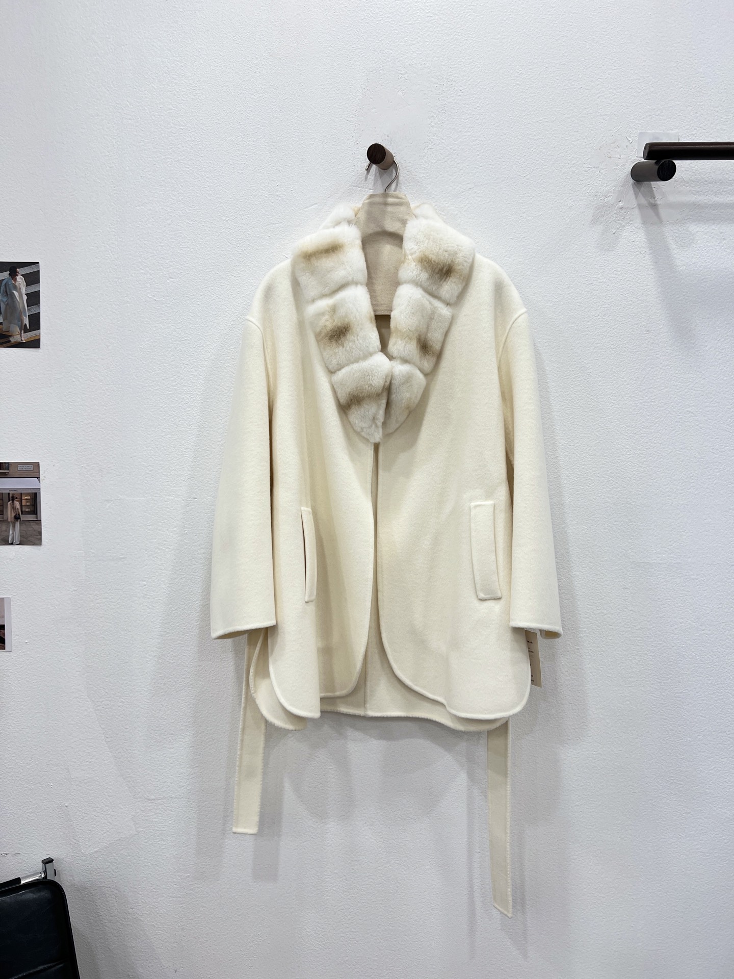 NO:636956,Autumn and winter new style Rex Rabbit Totoro fur collar coat LP Totoro series [Pearl White] invites you to appreciate the details. It adopts a three-dimensional tailoring design on the upper body and an oversize style of scimitar sleeves, which is highly tolerant. Imported Rex Rabbit fur is selected for special dyeing of Totoro. 1:1 restoration, both in feel and color. Ready-made garments are made of sheep wool fabric imported from Australia, with visible gloss. High quality is not just talk, women's clothing, loro piana, versace, alexander wang19860909秋冬新款 獭兔龙猫毛领大衣 LP龙猫系列【珍珠白】细节邀您鉴赏 采用上身立体剪裁设计,弯刀袖型 oversize的风格,包容性极强 选用进口獭兔毛皮进行龙猫特调染色 1:1还原,无论手感还是色泽 成衣选用澳洲进口绵羊毛面料,看得见的光泽度 高货品质不是说说而已,女装,loro piana,versace,alexander wang,Women's clothing