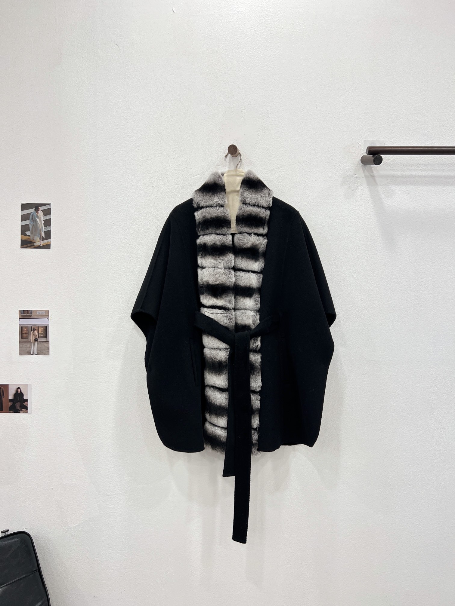 NO:636962,Autumn and winter new LP Totoro series Rex rabbit and chinchilla fur collar cape coat with placket [Dark Night Black] invites you to appreciate the details. The iconic cape cape is made of imported Australian sheep wool. Classic cut, the length covers the hips~ Can be worn with a belt to highlight the waistline. It can also be worn open to show softer and more elegant lines, more neat and handsome. The imported rex rabbit imitation chinchilla at the placket is dyed in 1:1  It adds a sense of luxury and elegance, women's clothing, loro piana, alexander wang19860909秋冬新款 LP龙猫系列 门襟獭兔龙猫毛领斗篷大衣【暗夜黑】细节邀您鉴赏 选用进口澳洲绵羊毛材质的标志披风斗篷 经典剪裁,衣长遮臀～ 可系腰带穿着,以突显腰身曲线美 亦可敞开穿着,呈现出更加柔和飘逸的线条, 更利落帅气 门襟处的进口獭兔仿龙猫1:1染色 更是增添华美贵气感,女装,loro piana,alexander wang,Women's clothing