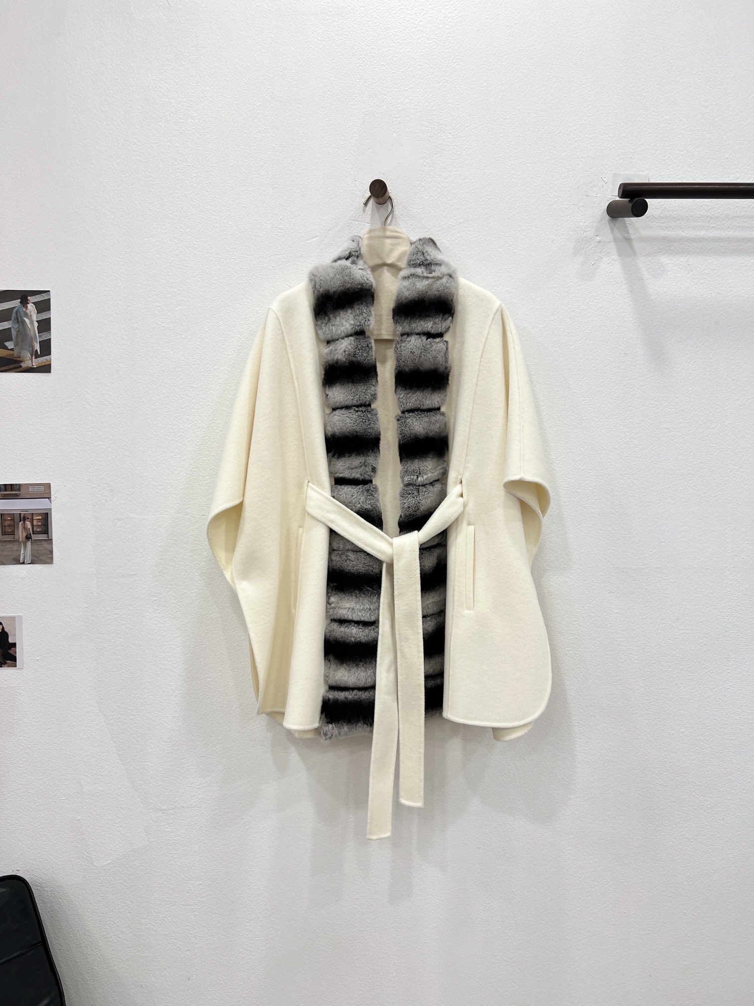 NO:636965,Autumn and winter new LP Totoro series Rex rabbit and chinchilla fur collar cape coat with placket [soft white] invites you to appreciate the details. The iconic cape cape is made of imported Australian sheep wool. Classic cut, long and covering the hips~ Can be worn with a belt to highlight the waistline. It can also be worn open, showing softer and more elegant lines, more neat and handsome. The imported rex rabbit imitation chinchilla at the placket is dyed 1:1 to add a sense of luxury and nobility, women's clothing, loro  piana,alexander wang19860909秋冬新款 LP龙猫系列 门襟獭兔龙猫毛领斗篷大衣【柔白色】细节邀您鉴赏 选用进口澳洲绵羊毛材质的标志披风斗篷 经典剪裁,衣长遮臀～ 可系腰带穿着,以突显腰身曲线美 亦可敞开穿着,呈现出更加柔和飘逸的线条, 更利落帅气 门襟处的进口獭兔仿龙猫1:1染色 更是增添华美贵气感,女装,loro piana,alexander wang,Women's clothing