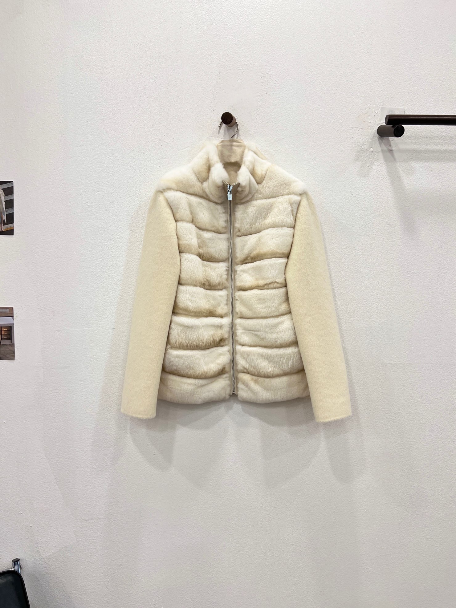 NO:636968,Autumn and winter new LP Totoro series Rex Rabbit Totoro Jacket Coat [Mixed Jade White] invites you to appreciate the details. High-quality Australian sheep wool is specially blended into Albaka style. It feels soft and breathable and has a unique look and feel. Imported Rex Rabbit is specially dyed to imitate Totoro. 1:1 restores the feel and tone. The overall languidness is luxurious and has a feeling of pampering. Women's clothing, loro piana, jackets & coats, alexander wang19860909秋冬新款LP龙猫系列 獭兔龙猫夹克大衣【混玉白】细节邀您鉴赏 选用优质澳洲绵羊毛特调成阿尔巴卡风格 手感柔软透气 观感与众不同 进口獭兔进行特调仿龙猫染色 1:1还原手感色调 整体慵懒中带有华贵,有种养尊处优的感觉,女装,loro piana,jackets & coats,alexander wang,Women's clothing