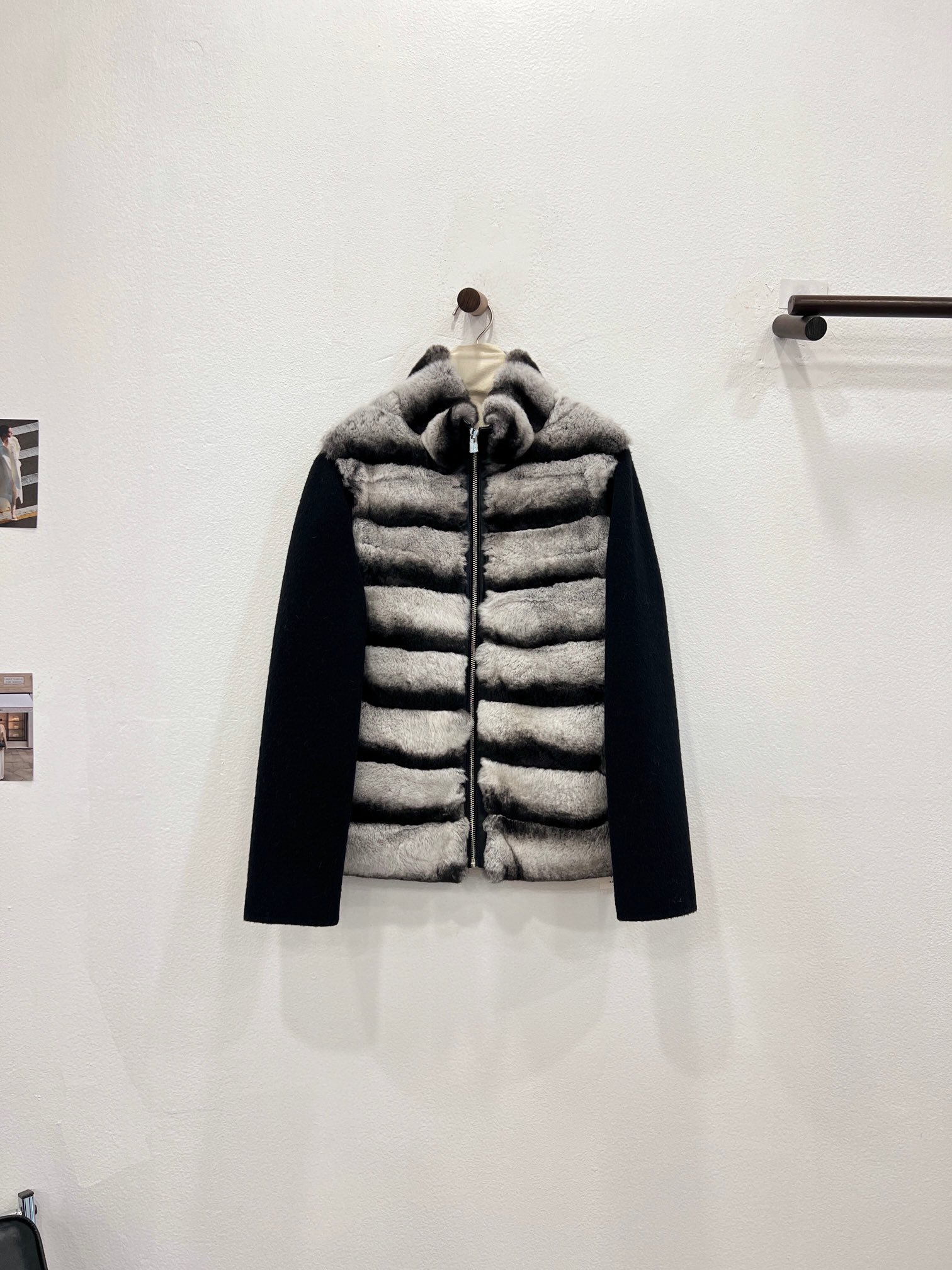 NO:636971,The new LP Totoro series for autumn and winter. Rex Rabbit Totoro Jacket Coat [Obsidian Black] invites you to appreciate the details. High-quality Australian sheep wool is specially blended into Albaka style. It feels soft and breathable and has a unique look and feel. Imported Rex rabbits are specially dyed to imitate Totoro. 1:1 restores the hand tone. The leather edge zipper adds to its extraordinary atmosphere. The overall laziness is luxurious and has a feeling of pampering. Women's clothing, loro piana, jackets &  coats,alexander wang19860909秋冬新款LP龙猫系列 獭兔龙猫夹克大衣【曜石黑】细节邀您鉴赏 选用优质澳洲绵羊毛特调成阿尔巴卡风格 手感柔软透气 观感与众不同 进口獭兔进行特调仿龙猫染色 1:1还原手感色调 皮边拉链更是增添其不凡气息 整体慵懒中带有华贵,有种养尊处优的感觉,女装,loro piana,jackets & coats,alexander wang,Women's clothing