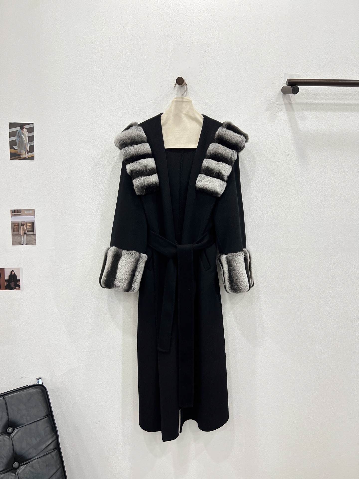 NO:636974,New autumn and winter style, extra long hooded sleeved rex rabbit fur collared coat [Silent Black] invites you to appreciate the details. The three-dimensional tailoring design of the upper body. The extra long coat can be well wrapped from head to toe, giving you enough warmth. It is made of Australian sheep wool fabric, which feels soft and waxy against the skin. The mid-length H-shaped silhouette has a neat and chic feeling. The soul lies in the large rex rabbit fur hood at the collar and the extra wide rex rabbit fur sleeves.  Imported rex rabbit fur is selected for fixed color and dyeing to produce a chinchilla effect. Every detail is luxurious and extreme. The real low-key shows strength, women's clothing, hats, alexander wang19860909秋冬新款 超长款连帽袖边獭兔毛领大衣【寂静黑】细节邀您鉴赏 上身立体剪裁设计 超长款大衣 从头到脚都能很好包裹住 给足你足够的温暖感 选用澳洲绵羊毛面料 手感软糯贴肤 中长H型衣廓 有着一气呵成的的利落态和潇洒感 灵魂之处在于领口獭兔毛大连帽以及袖边超宽獭兔毛 选用进口獭兔毛进行定色定染所出龙猫效果 每一处细节尽是奢华尽是极致 真正的低调显实力,女装,hats,alexander wang,Women's clothing