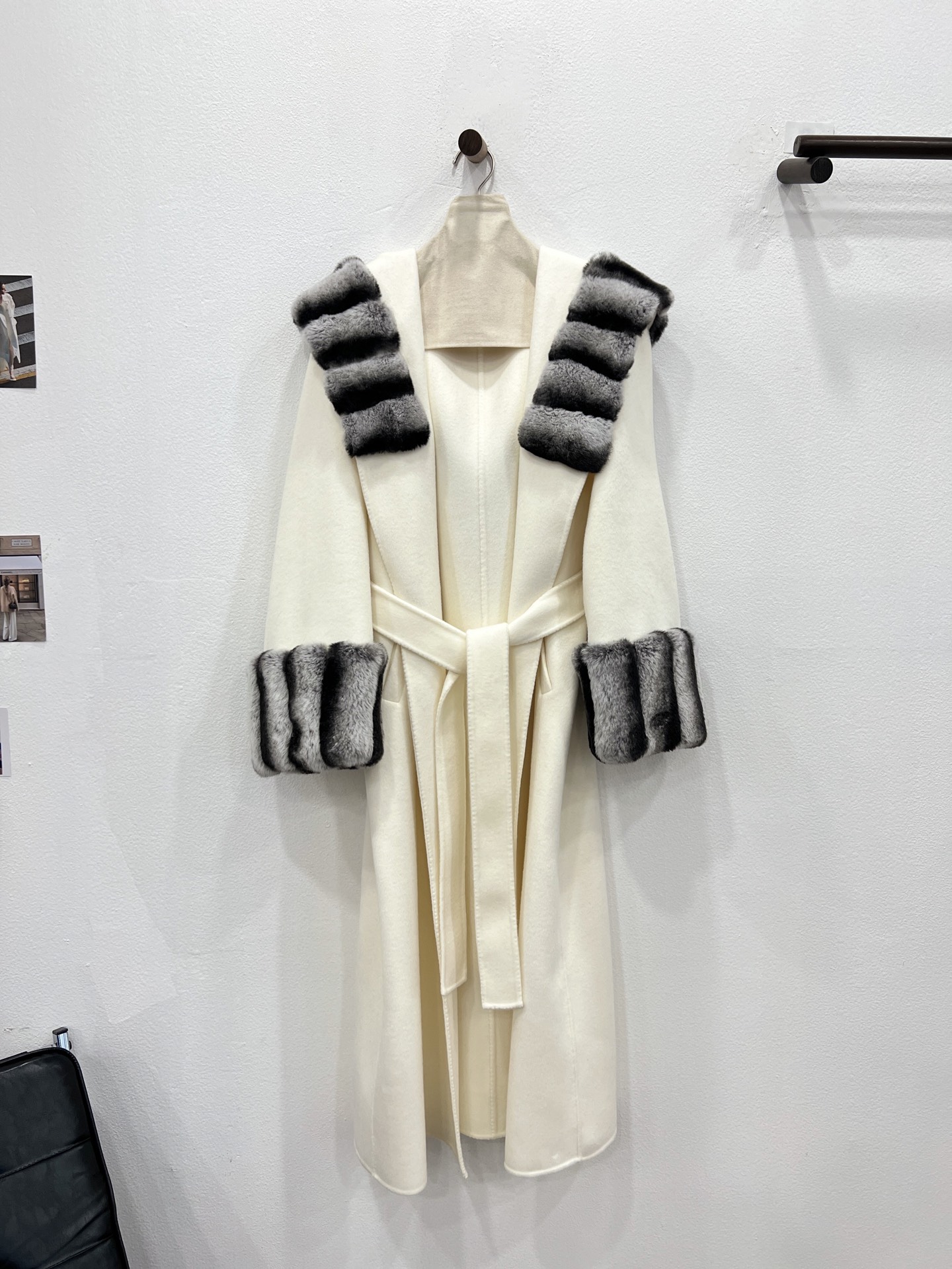 NO:636977,New autumn and winter style, extra long hooded sleeved Rex rabbit fur collared coat [Ivory White] invites you to appreciate the details. The three-dimensional tailoring design of the upper body. The extra long coat can be well wrapped from head to toe, giving you enough warmth. It is made of Australian sheep wool fabric, which feels soft and waxy against the skin. The mid-length H-shaped silhouette has a neat and chic feeling. The soul lies in the large Rex rabbit fur hood at the collar and the extra wide Rex rabbit fur sleeves.  Imported rex rabbit fur is selected for fixed color and dyeing to produce a chinchilla effect. Every detail is luxurious and extreme. The real low-key shows strength, women's clothing, hats,  19860909秋冬新款 超长款连帽袖边獭兔毛领大衣【象牙白】细节邀您鉴赏 上身立体剪裁设计 超长款大衣 从头到脚都能很好包裹住 给足你足够的温暖感 选用澳洲绵羊毛面料 手感软糯贴肤 中长H型衣廓 有着一气呵成的的利落态和潇洒感 灵魂之处在于领口獭兔毛大连帽以及袖边超宽獭兔毛 选用进口獭兔毛进行定色定染所出龙猫效果 每一处细节尽是奢华尽是极致 真正的低调显实力,女装,hats, ,Women's clothing