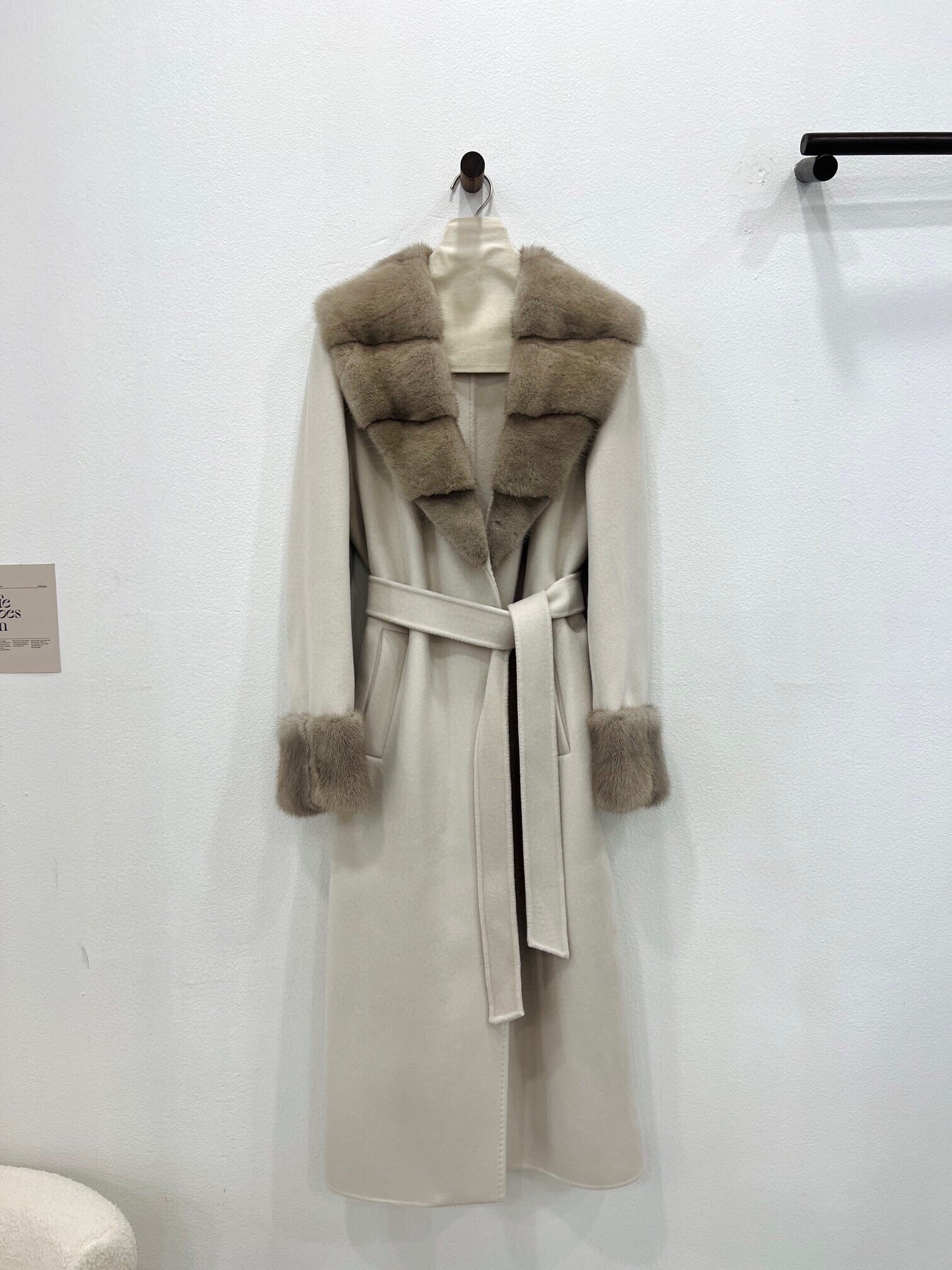 NO:636993,The new autumn and winter high-definition mink fur collar cashmere coat invites you to appreciate the off-white details. It is made of imported cashmere and Australian virgin sheep wool blended fabrics. It feels soft, delicate and skin-friendly. It is paired with an undyed natural rare primary color mink fur collar. The mink lapel design has a sense of visual extension. It comes with a 'face-slimming' filter, which can also modify the neck and body lines. The luxurious horizontal row of imported mink fur collar highlights the noble temperament and also makes the shape of the ready-made clothes richer and more three-dimensional.  Create an elegant and noble female image, women's clothing, alexander wang19860909秋冬新款 高定水貂毛领羊绒大衣 米白色细节邀您鉴赏 选用进口开司米山羊绒以及澳洲初剪绵羊毛混纺面料 手感柔软细腻亲肤 搭配未经染色的天然稀有原色水貂毛领 具有视觉延伸感的水貂大翻领设计 自带“瘦脸”滤镜,还能修饰脖颈与身形线条 奢华横排进口整貂毛领袖口彰显尊贵气质 也让成衣造型更丰富更有立体感 打造优雅矜贵的女性形象,女装,alexander wang,Women's clothing