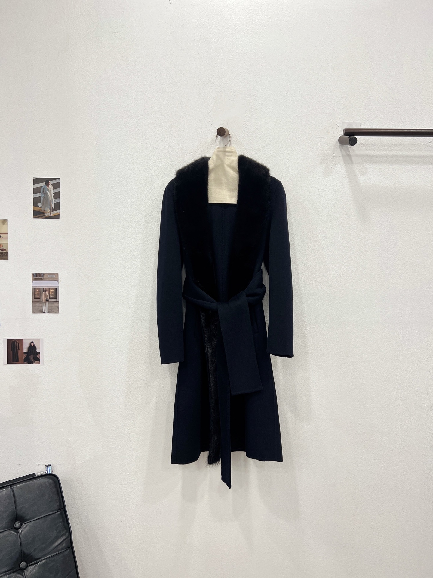 NO:662548,The new autumn and winter mink cashmere coat [sapphire blue] invites you to appreciate the details. LP's unique three-dimensional upper body tailoring can better highlight your personal figure. The imported mink is continuous from the neck to the placket, with a dense and full velvet feel. The mid-length design that goes over the hips but below the knees makes it more elegant when walking. The entire coat is made of the highest quality Alxa cashmere and imported Australian sheep wool blended fabrics, which are soft and comfortable to the touch, and have its own shiny luster. Women's clothing, loro  piana, 19860909秋冬新款 水貂羊绒大衣【宝石蓝】细节邀您鉴赏 LP独有的立体上身剪裁,能更好的突出个人身形 从脖颈处连贯到门襟的进口水貂,绵密绒感饱满 过臀不过膝的中长款设计,行走之间显得更为优雅 整身大衣选用最为优质的阿拉善羊绒以及进口澳洲绵羊毛混纺面料,手感柔软舒适,自有莹润光泽感,女装,loro piana, ,Women's clothing