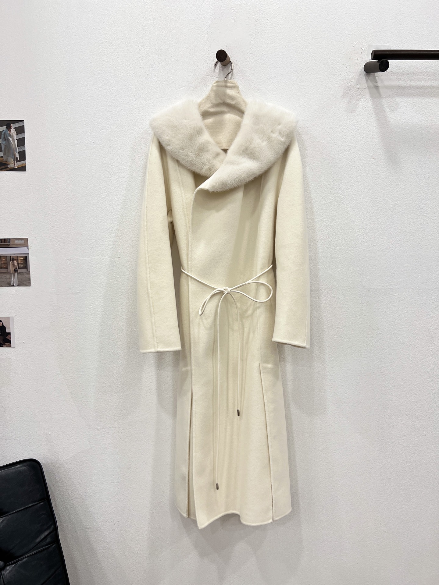 NO:662513,Autumn and winter new supreme velvet series. Long collared mink cashmere coat [Moonlight White] invites you to appreciate the details. Long three-dimensional tailoring design, overall clean and neat. Paired with lambskin leather rope, full of sophistication. Collared with imported mink, the velvet feel is dense and full. Made of Alxa high-quality cashmere and imported Australian sheep wool blended fabric. It feels delicate and soft, with its own luster. Women's clothing, sheepskin,  19860909秋冬新款至尊臻绒系列 长款围领水貂羊绒大衣【月光白】细节邀您鉴赏 长款立体剪裁设计,整体干净俐落 配上小羊皮皮绳,尽显精致 围领一圈进口水貂,绒感绵密饱满 选用阿拉善优质羊绒与进口澳洲绵羊毛混纺面料 手感细腻柔软,自有光泽,女装,sheepskin, ,Women's clothing