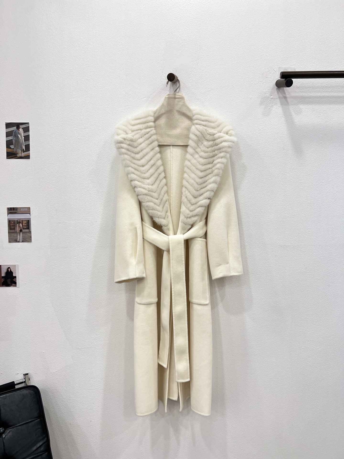 NO:637461,Autumn and winter new supreme velvet series Lapel herringbone mink cashmere coat [Glaze Snow White] invites you to appreciate the details. Long three-dimensional tailoring design, overall clean and neat. Imported mink is used for the neckline to perform extremely complicated herringbone pattern craftsmanship, which is full of shape and dense and full of velvet. Made of Alxa high-quality cashmere and imported Australian sheep wool blended fabrics. It feels delicate and soft, with its own luster, women's clothing, alexander wang19860909秋冬新款至尊臻绒系列 翻领人字穿刀纹水貂羊绒大衣【釉雪白】细节邀您鉴赏 长款立体剪裁设计,整体干净俐落 领口选用进口水貂进行极为复杂繁琐的人字穿刀纹工艺,造型感十足且绒感绵密饱满 选用阿拉善优质羊绒与进口澳洲绵羊毛混纺面料 手感细腻柔软,自有光泽,女装,alexander wang,Women's clothing