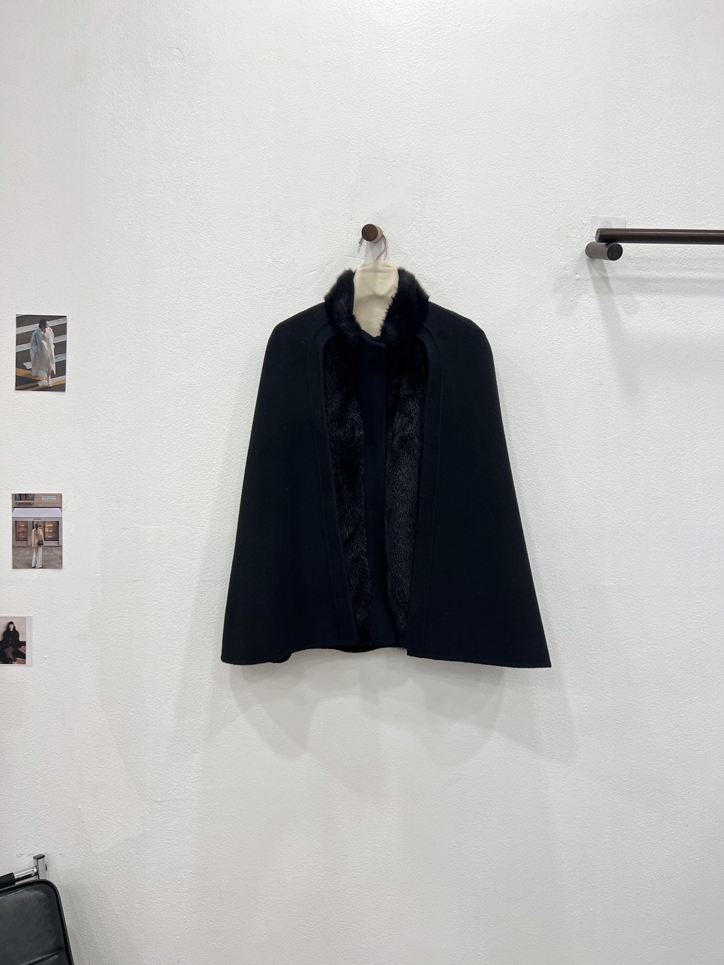 NO:662541,The new autumn and winter stand-up collar mink cashmere cape coat [Dark Night Black] invites you to appreciate the details. LP's unique three-dimensional upper body tailoring, with a sense of gold. The iconic cape design better accommodates various body shapes. The imported mink extends from the neck to the chest on both sides. The mink feels dense and full of velvet. The coat is made of the highest quality Alxa cashmere and imported Australian sheep wool blended fabrics, which are soft and comfortable to the touch. Women's clothing, loro piana,  19860909秋冬新款 立领水貂羊绒斗篷大衣【暗夜黑】细节邀您鉴赏 LP独有的立体上身剪裁,自带千金感 标志性斗篷设计,更好的容纳各种身形 从脖颈延伸至两侧胸前的进口水貂 水貂手感绵密绒感饱满 大衣选用最为优质的阿拉善羊绒以及进口澳洲绵羊毛混纺面料,手感柔软舒适,女装,loro piana, ,Women's clothing