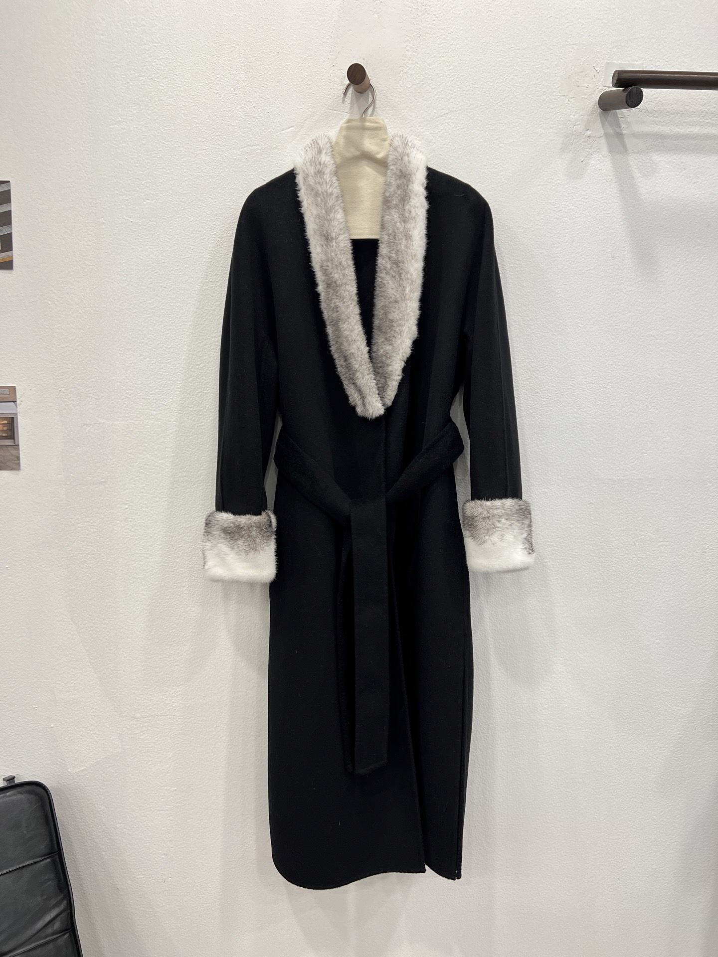 NO:662529,New autumn and winter large V-neck mink nightgown style cashmere coat [jet black] invites you to appreciate the details. LP's unique three-dimensional upper body tailoring, the bathrobe design is more lazy and noble. The deep V-neck design elongates the neck line and highlights the swan neck. The mink is made of imported cross mink female mink, with a dense and full velvet feel. The coat is made of the highest quality Alxa cashmere and imported Australian sheep wool blended fabrics, which are soft and comfortable to the touch. Women's clothing, loro piana, alexander  wang19860909秋冬新款 大V领水貂睡袍式羊绒大衣【墨黑色】细节邀您鉴赏 LP独有的立体上身剪裁,浴袍设计更显慵懒贵气感 深V领的设计拉长脖颈线条,凸显天鹅颈 水貂选用进口十字貂母貂皮,绒感绵密饱满 大衣选用最为优质的阿拉善羊绒以及进口澳洲绵羊毛混纺面料,手感柔软舒适,女装,loro piana, ,Women's clothing