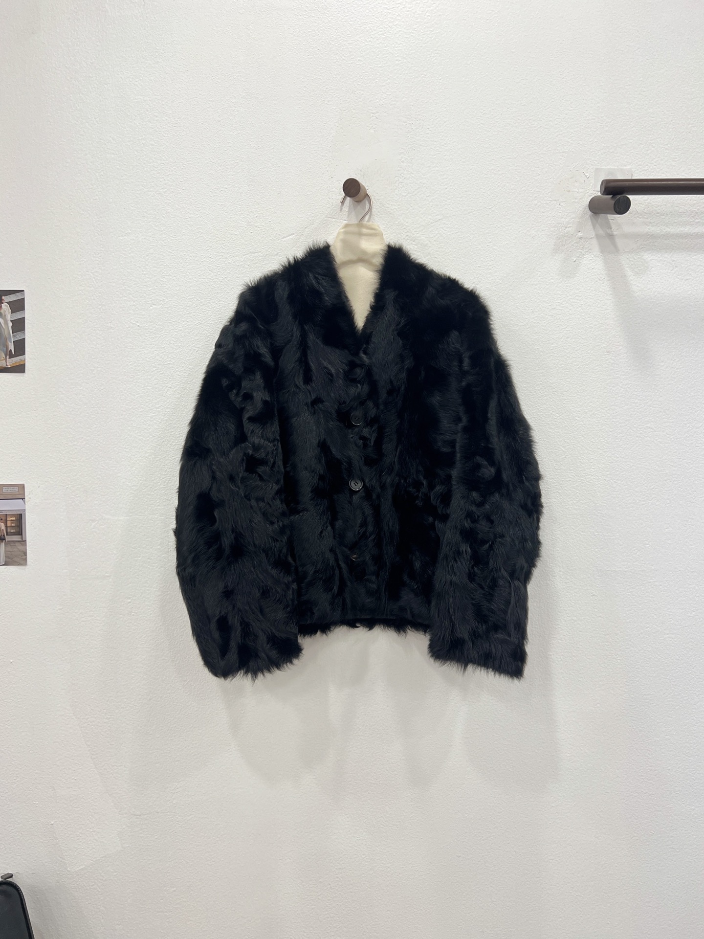 NO:636942,New arrivals for autumn and winter Xiaohu Sheep fur all-in-one jacket [Silk Black] invites you to appreciate the details. The fur surface has its own luster, and the fur feels as smooth as silk. The natural curl creates a unique feeling. The lined upper body is slim and breathable. The small V-neckline can better draw out the line of the swan neck. Easily wear an elegant and calm autumn and winter home, Dior-clothing, dior, jackets & coats, alexander wang19860909秋冬新款上新 小湖羊皮毛一体外套【丝绸黑】细节邀您鉴赏 毛面自带莹润光泽度,毛毛触感顺滑如丝绸 天然的卷曲度造就独一无二感 带有内衬上身显瘦透气 小V领领口,更好拉出天鹅颈的线条 轻松穿出优雅从容的秋冬主场,迪奥-服装,dior,jackets & coats,alexander wang,Women's clothing