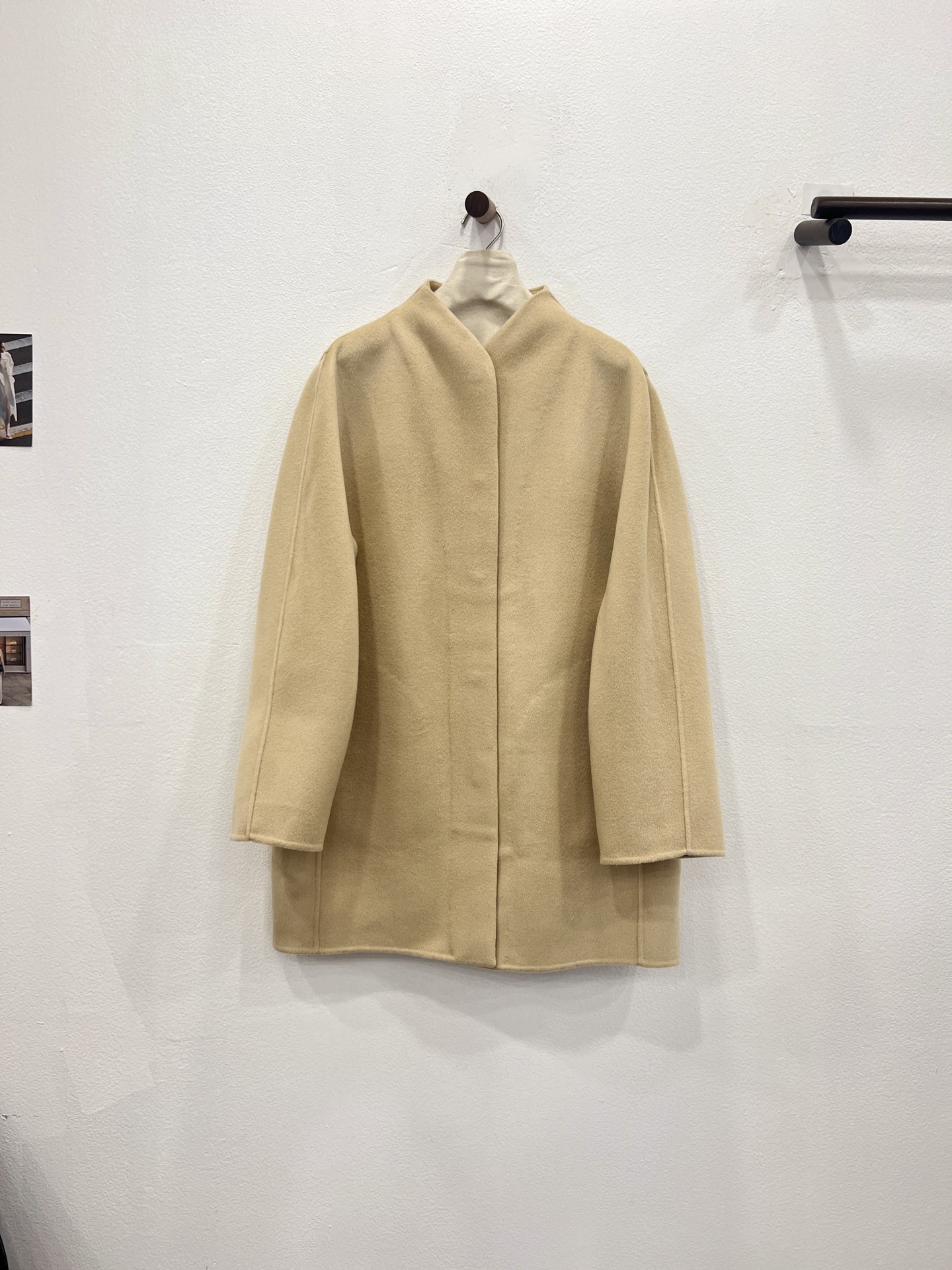 NO:637032,Autumn and winter new styles are online. 2025 heavy-weight baby cashmere coat. Beige details invite you to appreciate it. It is on sale simultaneously on the official website. The price is as high as 7W. It is made of Baby cashmere fabric. The texture is unique. It is truly light and warm. The short three-dimensional tailoring design makes the upper body more neat and capable. A low-key and sophisticated high-end custom coat, women's clothing, alexander wang19860909秋冬新款上线 2025年重磅小山羊绒大衣 米杏色细节邀您鉴赏 官网同步在售 售价高达7W 选用Baby山羊绒面料 质感绝无仅有 真正的轻盈保暖 短款立体剪裁设计 上身更显利落干练 低调显内涵的一款高级定制大衣,女装,alexander wang,Women's clothing