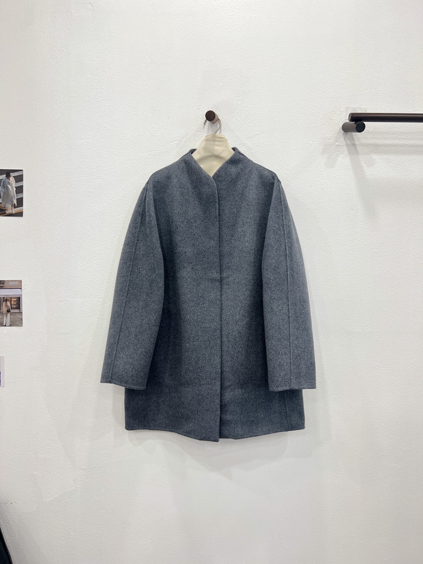 NO:637006,Autumn and winter new styles are online. 2025 heavy-weight baby cashmere coat. Cement gray details invite you to appreciate it. It is on sale simultaneously on the official website. The price is as high as 7W. It is made of Baby cashmere fabric. The texture is unique. It is truly light and warm. The short three-dimensional tailoring design makes the upper body more neat and capable. A low-key and sophisticated high-end custom coat, women's clothing, alexander wang19860909秋冬新款上线 2025年重磅小山羊绒大衣 水泥灰细节邀您鉴赏 官网同步在售 售价高达7W 选用Baby山羊绒面料 质感绝无仅有 真正的轻盈保暖 短款立体剪裁设计 上身更显利落干练 低调显内涵的一款高级定制大衣,女装,alexander wang,Women's clothing