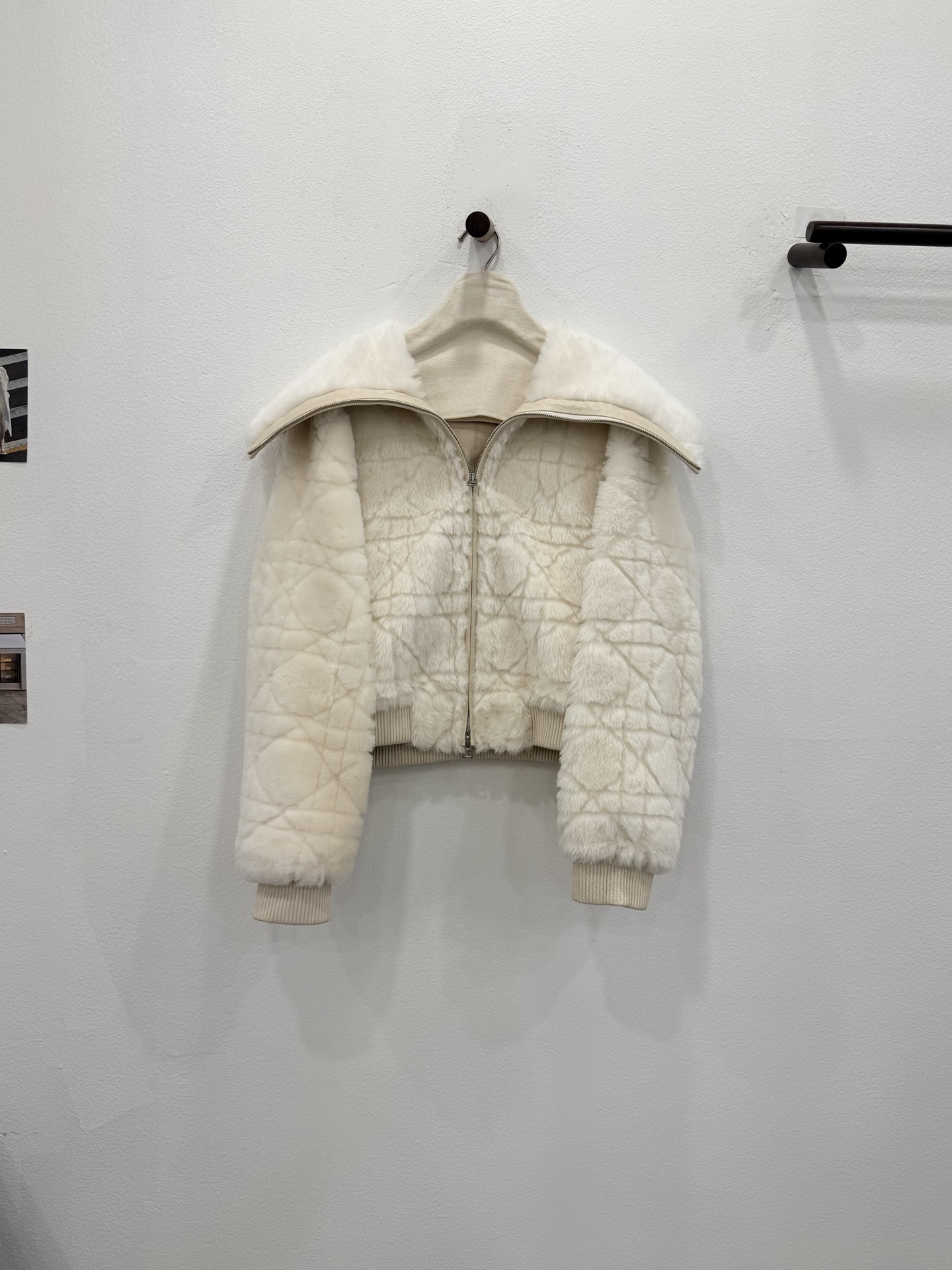 NO:636944,New styles for autumn and winter. Princess Diana pattern imported from South Africa. One piece of Loman fur [cream white] invites you to appreciate the details. The leather is thin, soft and tough. The classic D family Diana pattern adds to its extraordinary temperament. The upper body is light, warm and comfortable. Dior-clothing, dior, dior, alexander wang19860909秋冬新款上新 戴妃花纹南非进口洛曼皮毛一体【奶油白】细节邀您鉴赏 皮质轻薄柔软且富有韧性 经典的D家戴妃纹路,更添其不凡气质 上身轻便保暖舒适度直接拉满,迪奥-服装,dior,dior,alexander wang,Women's clothing