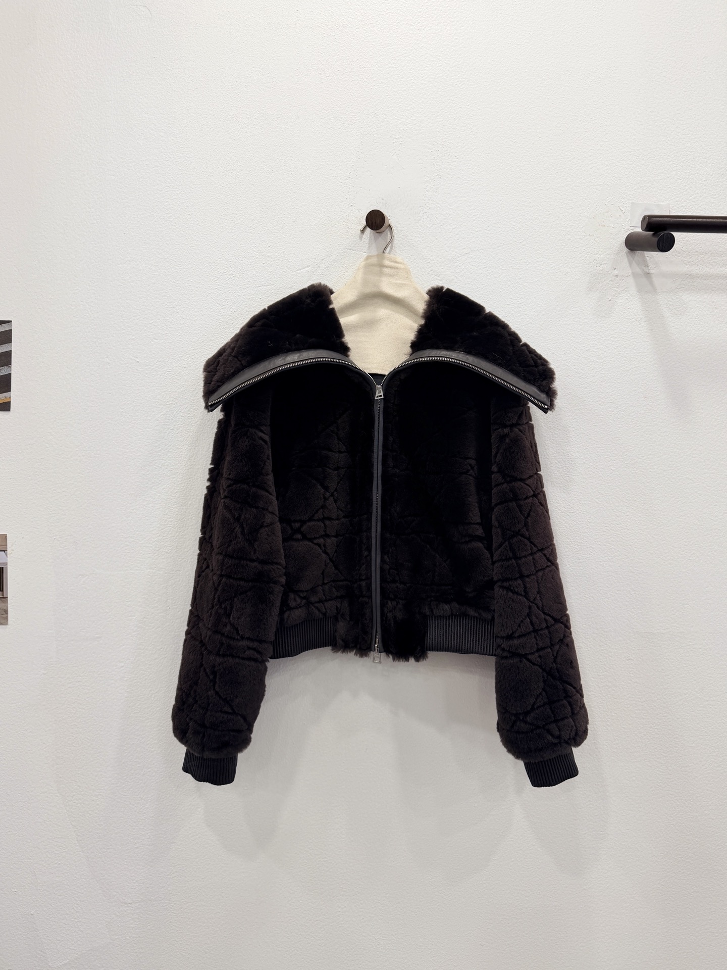 NO:636946,New styles for autumn and winter. Princess Diana pattern imported from South Africa. One piece of Loman fur [Mocha Brown] invites you to appreciate the details. The leather is thin, soft and tough. The classic D family Diana pattern adds to her extraordinary temperament. A full set of molded custom hardware accessories. The upper body is lightweight, warm and comfortable. Dior-clothing, dior, dior,  19860909秋冬新款上新 戴妃花纹南非进口洛曼皮毛一体【摩卡棕】细节邀您鉴赏 皮质轻薄柔软且富有韧性 经典的D家戴妃纹路,更添其不凡气质 全套开模定制五金配件 上身轻便保暖舒适度直接拉满,迪奥-服装,dior,dior, ,Women's clothing