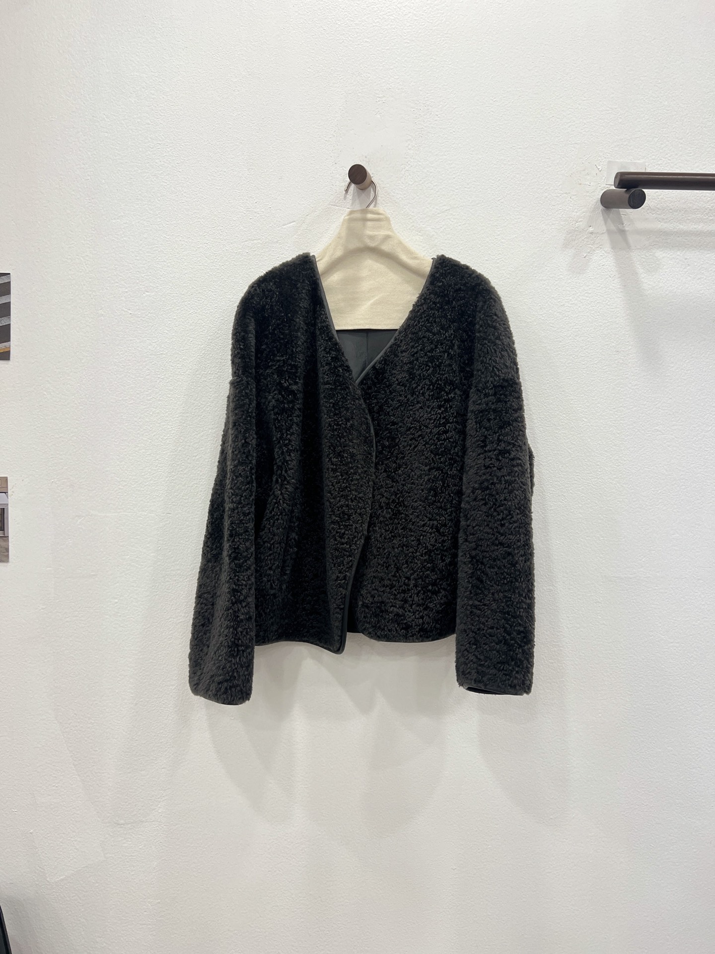 NO:636948,New autumn and winter style South African Lagon sheep fur integrated [moss green] details invite you to appreciate the three-dimensional tailoring of the upper body. The overall shape is lazy. Classic and simple mutton leg curved sleeve design. Natural leather imported from South Africa is selected. The fur surface is covered with straight and curly ultra-short fine velvet. The leather panel is extremely soft and tender. Prada-clothing, prada, sheepskin, alexander wang19860909秋冬新款 南非拉贡羊皮毛一体【苔藓绿】细节邀您鉴赏 上身立体剪裁 整体属于慵懒廓形 经典简约羊腿弯袖设计 选用南非进口的天然皮料,毛面布满有直有卷的超短细绒,皮板软嫩到极致,普拉达-服装,prada,sheepskin,alexander wang,Women's clothing