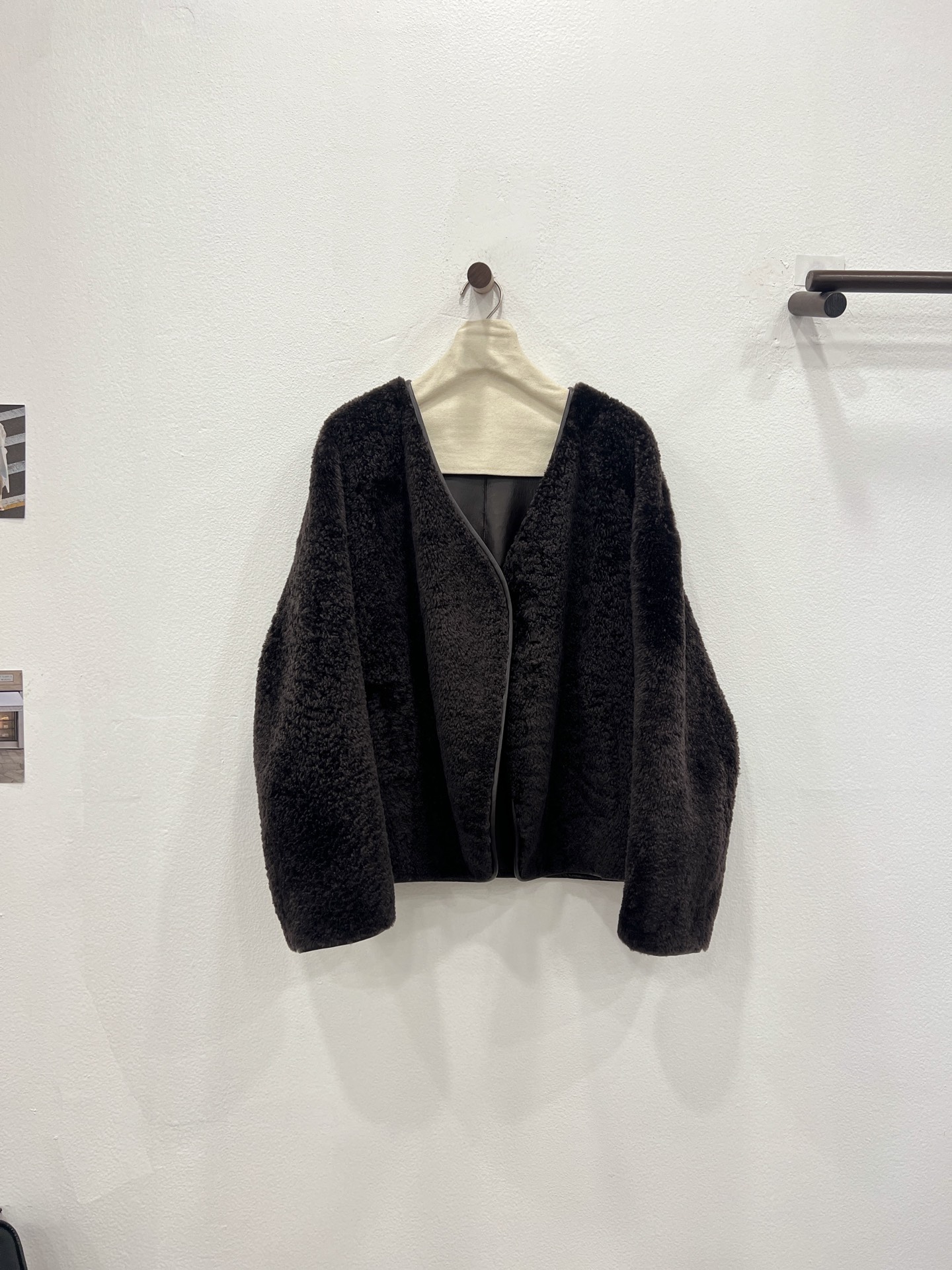 NO:636950,Autumn and winter new style South African Lagon sheep fur integrated [streaming purple] invites you to appreciate the details. The upper body is three-dimensionally cut. The overall shape is lazy. Classic and simple mutton leg curved sleeve design. Natural leather imported from South Africa is selected. The fur surface is covered with straight and curly ultra-short fine velvet. The leather panel is extremely soft and tender. Prada-clothing, prada, sheepskin, alexander wang19860909秋冬新款 南非拉贡羊皮毛一体【流光紫】细节邀您鉴赏 上身立体剪裁 整体属于慵懒廓形 经典简约羊腿弯袖设计 选用南非进口的天然皮料,毛面布满有直有卷的超短细绒,皮板软嫩到极致,普拉达-服装,prada,sheepskin,alexander wang,Women's clothing