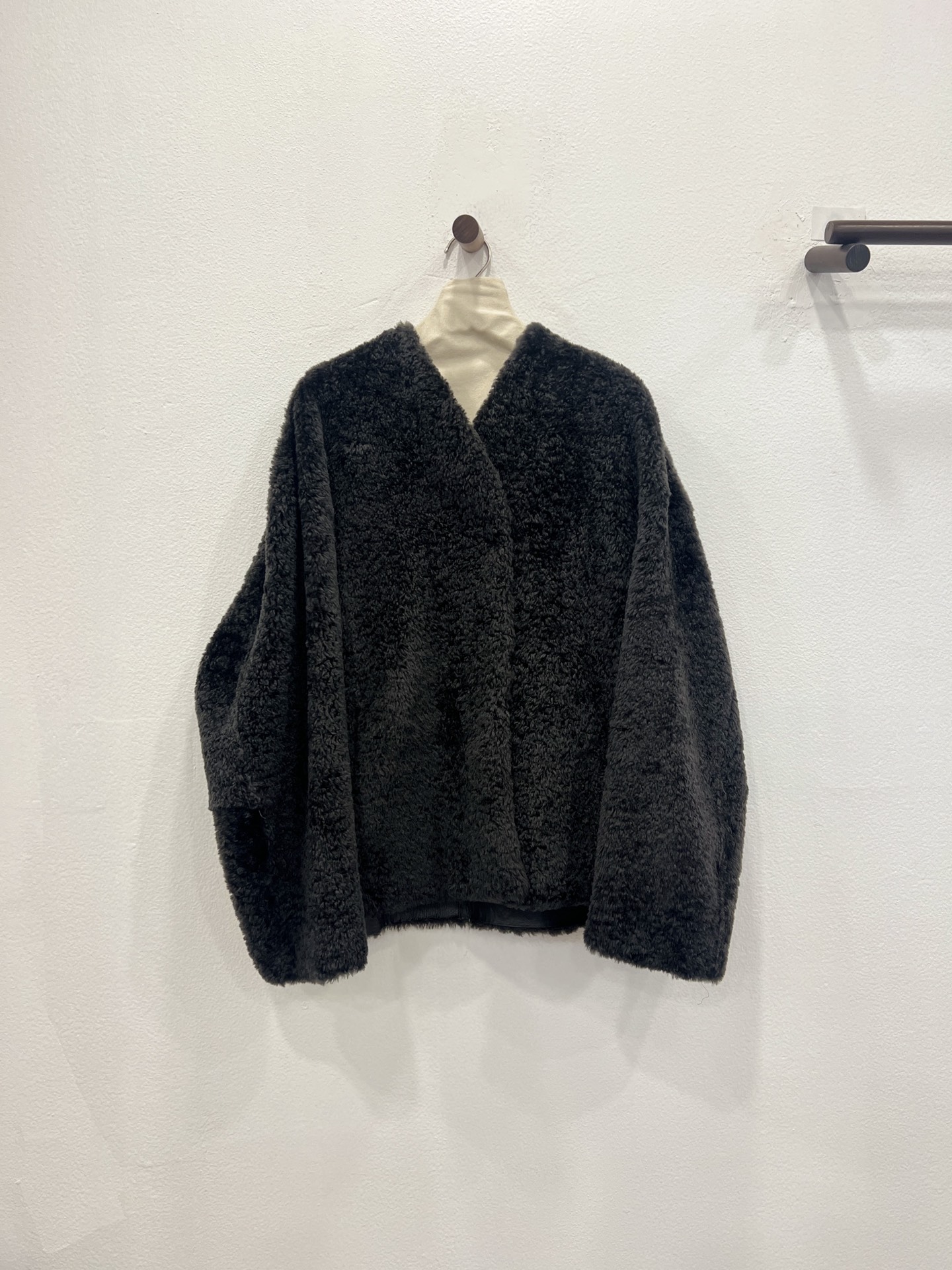 NO:636952,Autumn and winter new style South African Lagon sheep fur integrated [moss green] invites you to appreciate the details. Three-dimensional tailoring of the upper body, V-neck elongates the neck line. Medium length, neat lines with looseness. Invisible buckle, closed for more warmth. Natural leather imported from South Africa, the fur surface is covered with straight and curled ultra-short fine velvet. The leather panel is extremely soft and tender, Prada-clothing, prada, sheepskin, alexander wang19860909秋冬新款 南非拉贡羊皮毛一体【苔藓绿】细节邀您鉴赏 上身立体剪裁,V领拉长脖颈线条 中长长度,线条利落带着松弛度 隐形搭扣,合拢更保暖 南非进口的天然皮料,毛面布满有直有卷的超短细绒 皮板软嫩到极致,普拉达-服装,prada,sheepskin,alexander wang,Women's clothing