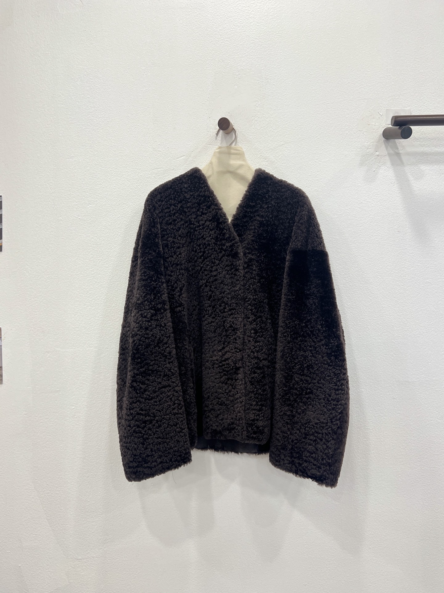 NO:636935,Autumn and winter new style South African Lagon sheep fur integrated [liquid purple] invites you to appreciate the details. Three-dimensional tailoring of the upper body, V-neck elongates the neck line. Medium length, neat lines with looseness. Invisible buckle, closed for more warmth. Natural leather imported from South Africa, the fur surface is covered with straight and curled ultra-short fine velvet. The leather panel is extremely soft and tender, Prada-clothing, prada, sheepskin, alexander wang19860909秋冬新款 南非拉贡羊皮毛一体【流光紫】细节邀您鉴赏 上身立体剪裁,V领拉长脖颈线条 中长长度,线条利落带着松弛度 隐形搭扣,合拢更保暖 南非进口的天然皮料,毛面布满有直有卷的超短细绒 皮板软嫩到极致,普拉达-服装,prada,sheepskin,alexander wang,Women's clothing