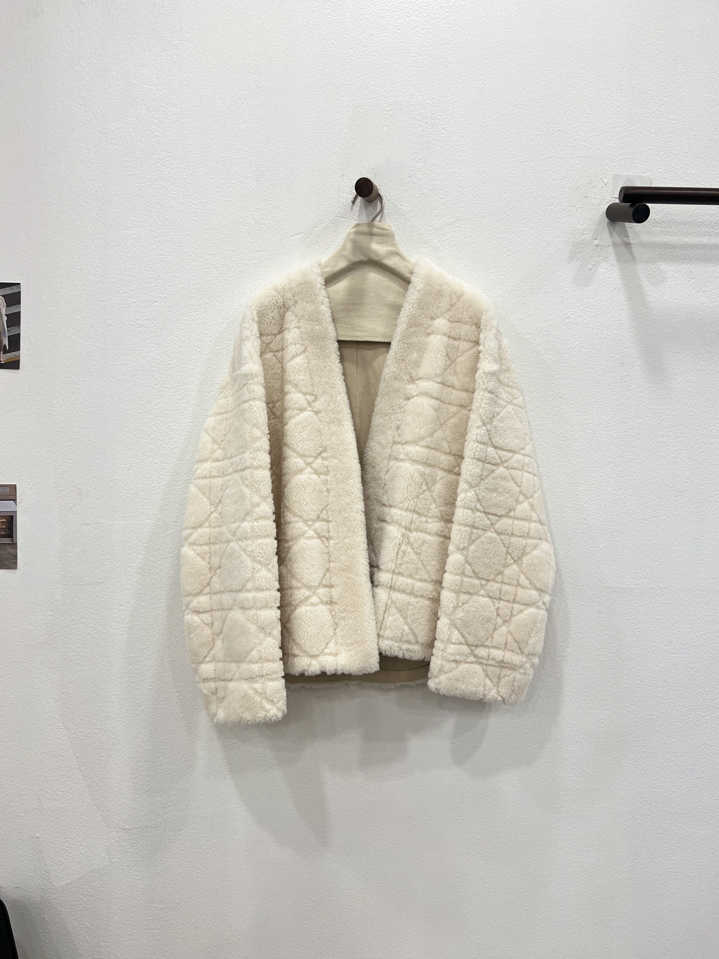 NO:636937,New styles for autumn and winter. Princess Diana pattern imported from South Africa. Sheep shearling fur integrated [cream white] invites you to appreciate the details. The leather is light, soft and tough. The classic D family Diana pattern adds to its extraordinary temperament. The upper body is lightweight, warm and comfortable, Dior-clothing, dior, dior, alexander wang19860909秋冬新款上新 戴妃花纹南非进口羊剪绒皮毛一体【奶油白】细节邀您鉴赏 皮质轻薄柔软且富有韧性 经典的D家戴妃纹路,更添其不凡气质 上身轻便保暖舒适度直接拉满,迪奥-服装,dior,dior,alexander wang,Women's clothing