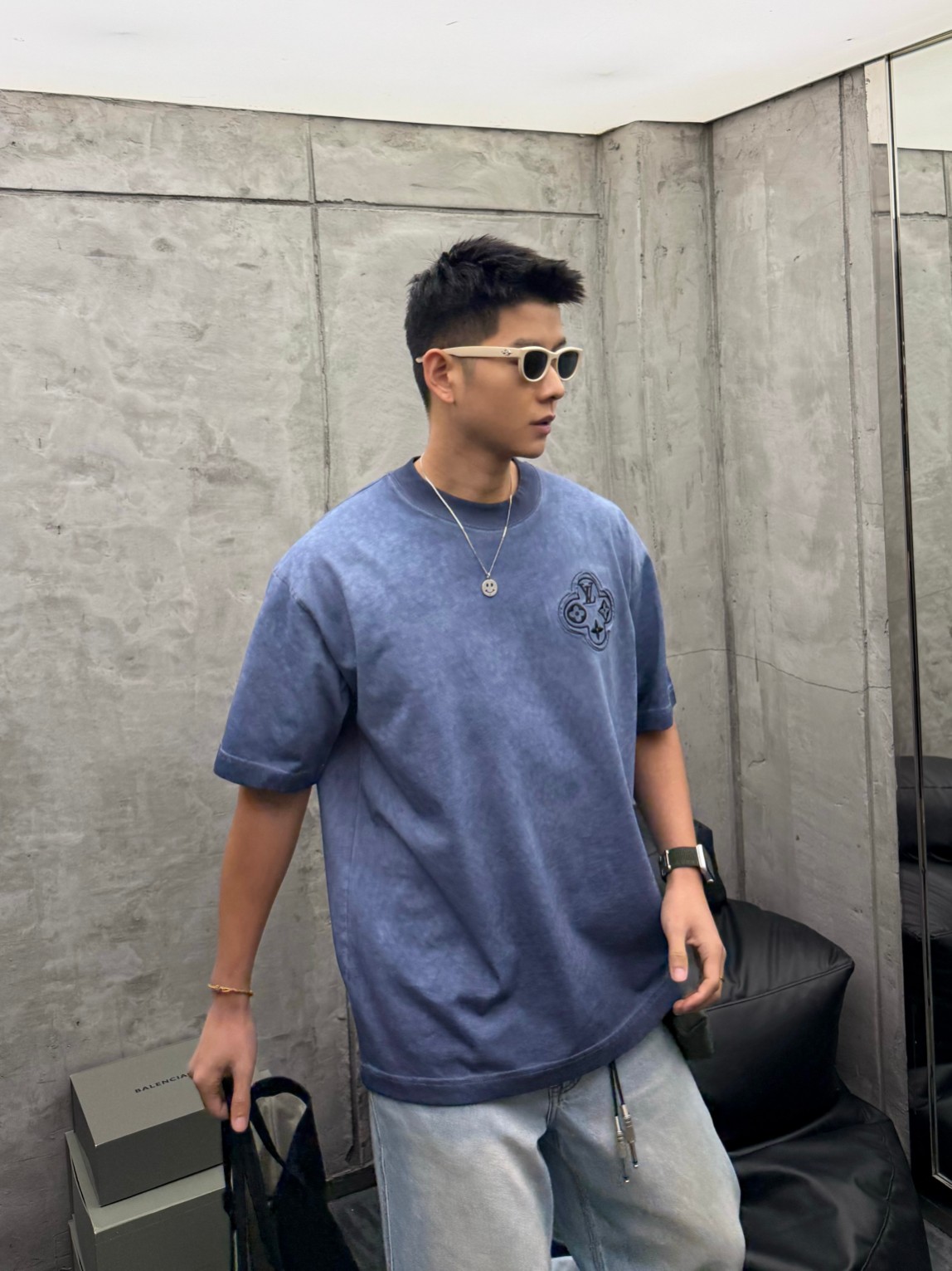 NO:130640,LV 2025ss Spring and Summer New Style Fried Patch Embroidered Round Neck Short Sleeve T-shirt High Quality Soft Handling Customized Fabric Fine Workmanship Same Model Grey Blue S M L XL XXL,,louis vuitton,T-shirt,tees,t-shirt,alexander wang19860909LV 2025ss春夏新款 炒色贴布绣圆领短袖T恤 高品质 手感柔软 定制面料 做工精细 男女同款 灰色 蓝色 S M L XL XXL,,louis vuitton,T-shirt,tees，t-shirt,alexander wang,Men's clothing