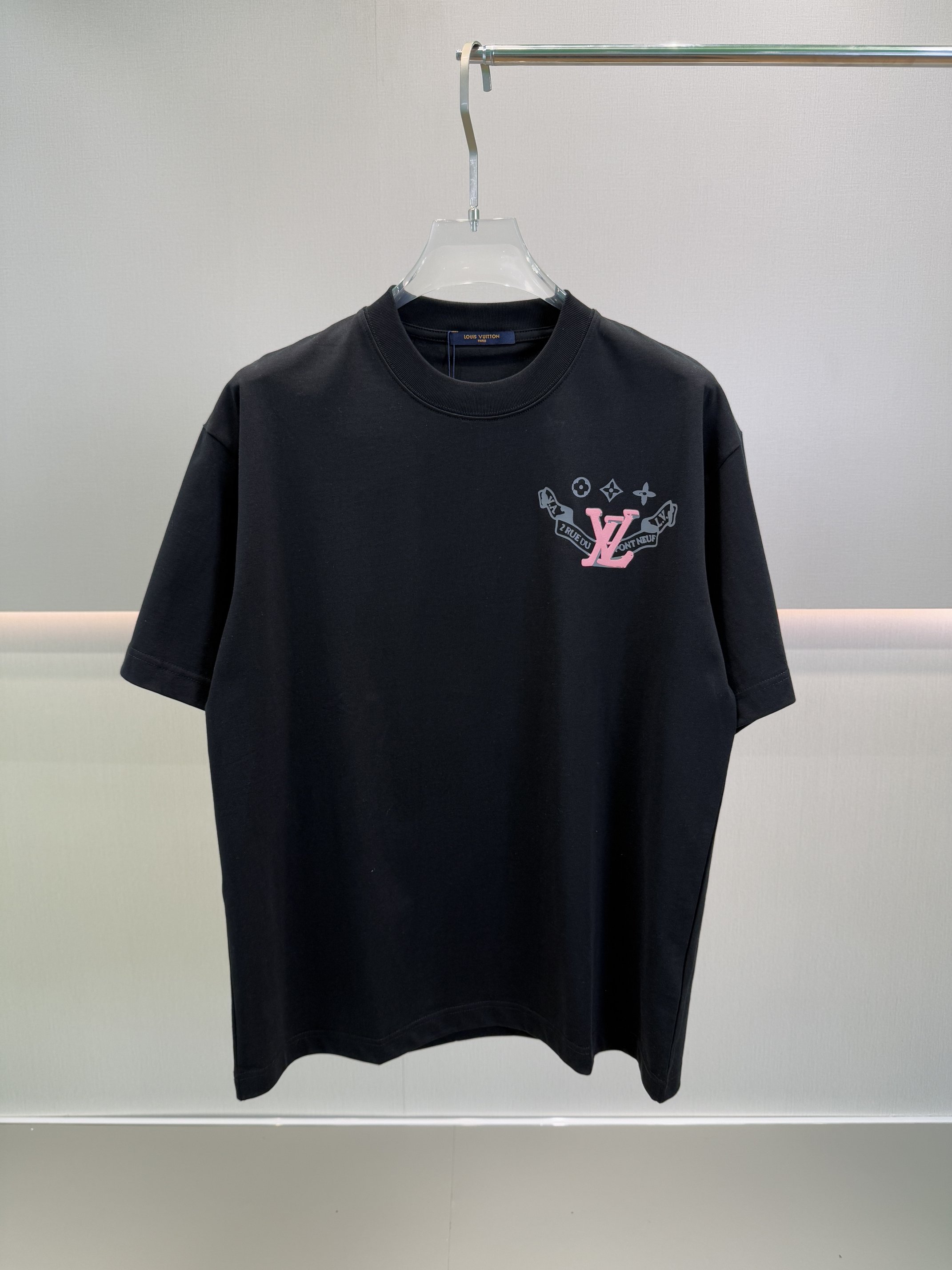 NO:130634,LV 2025ss Spring and Summer New Style Foam Printed Printed Round Neck Short Sleeve T-shirt High Quality Soft Handling Customized Fabric Fine Workmanship Same Model Black White S M L XL XXL,,louis vuitton,T-shirt,tees,t-shirt,alexander wang19860909LV 2025ss春夏新款 发泡印花印花圆领短袖T恤 高品质 手感柔软 定制面料 做工精细 男女同款 黑色 白色 S M L XL XXL,,louis vuitton,T-shirt,tees，t-shirt,alexander wang,Men's clothing