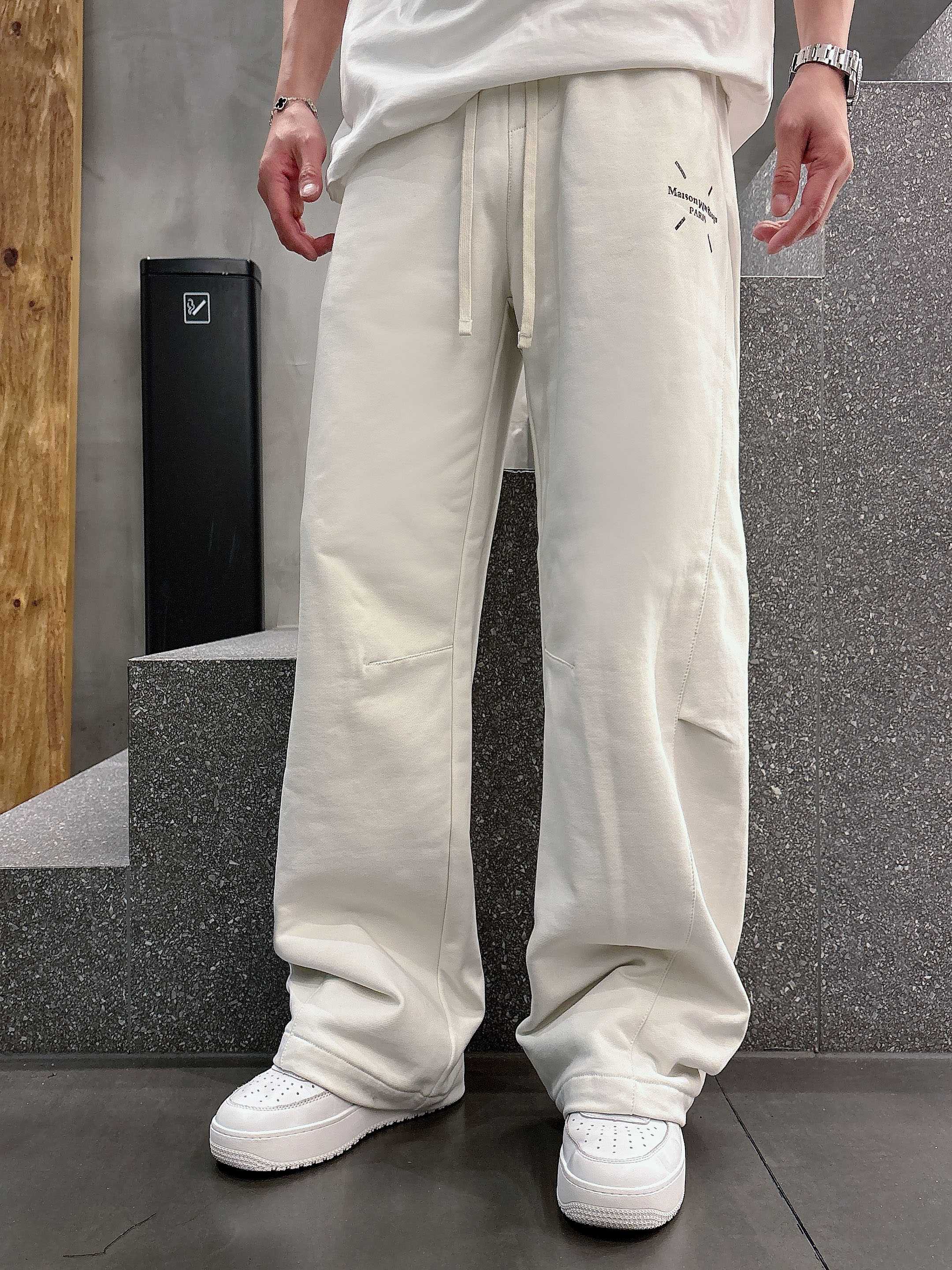 NO:130660,Majila Top Products New Loose Casual Pants in Spring and Summer 2025!  Brand classic LOGO casual pants, customized fabric, excellent comfort, strong hand touch. Extremely recognizable, perfect quality craftsmanship. Size M-3XL,,masion margiela,alexander wang19860909马吉拉 顶级货品 2025春夏新款宽松休闲裤！品牌经典LOGO休闲裤 ,定制面料,舒适度极好,手触感强烈.辨识度极高,完美品相工艺. 尺码M-3XL,,masion margiela,alexander wang,Men's clothing