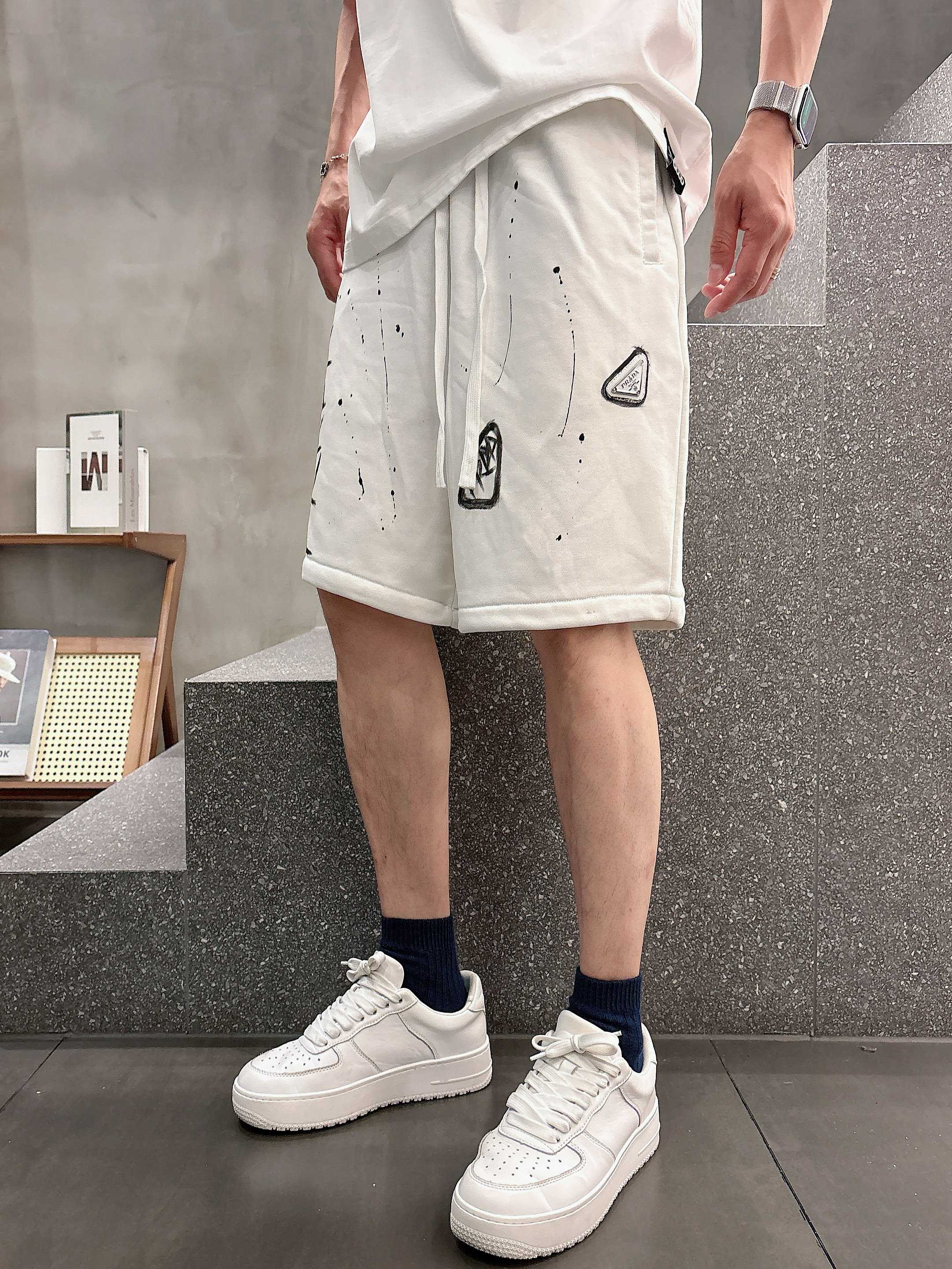 💰110 RRADA 顶级货品🐮 🆕2025春夏新款休闲短裤！品牌经典LOGO休闲裤 ，定制面料，舒适度极好，手触感强烈。辨识度极高，完美品相工艺。 尺码：M-3XL
