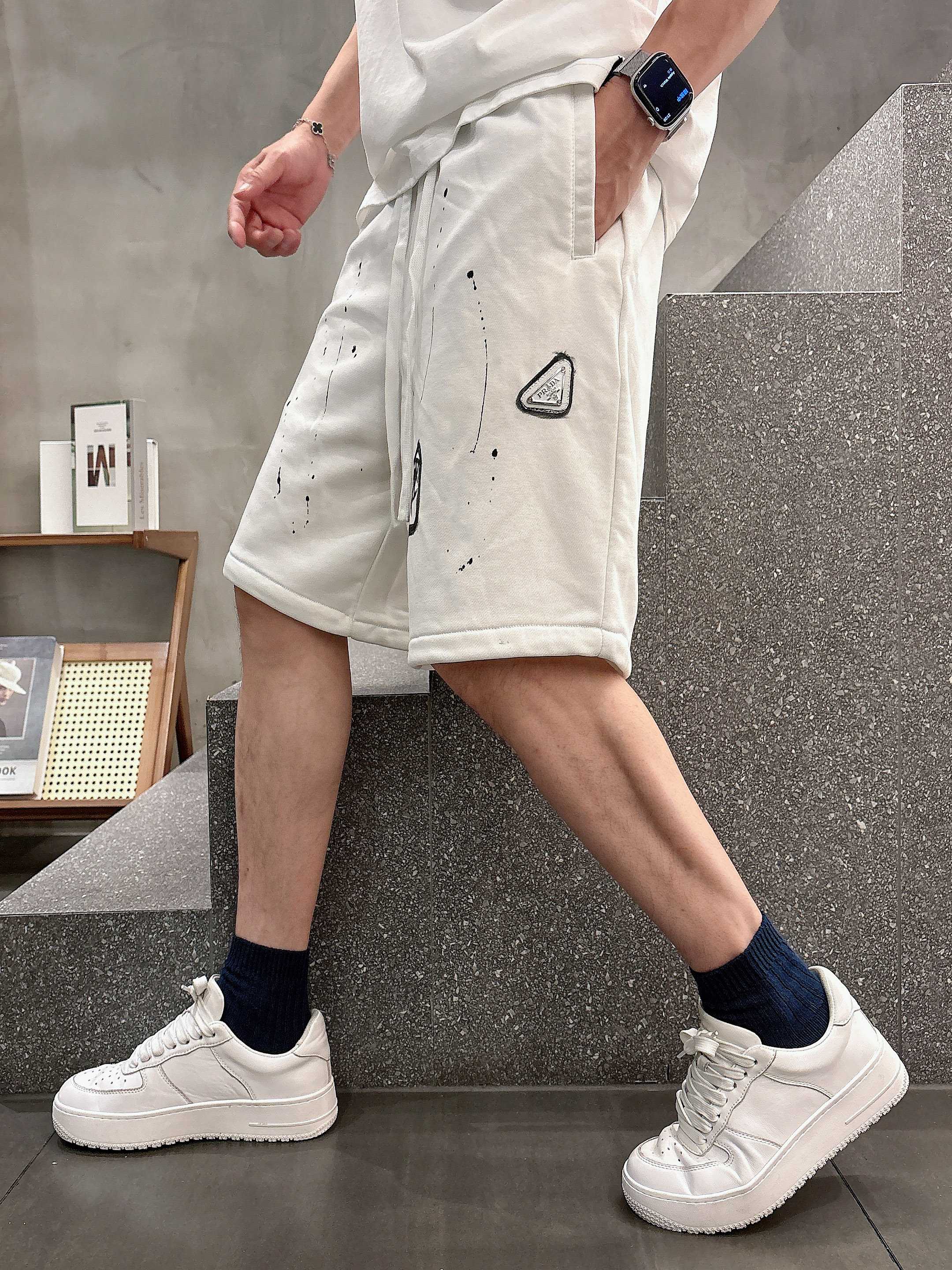💰110 RRADA 顶级货品🐮 🆕2025春夏新款休闲短裤！品牌经典LOGO休闲裤 ，定制面料，舒适度极好，手触感强烈。辨识度极高，完美品相工艺。 尺码：M-3XL