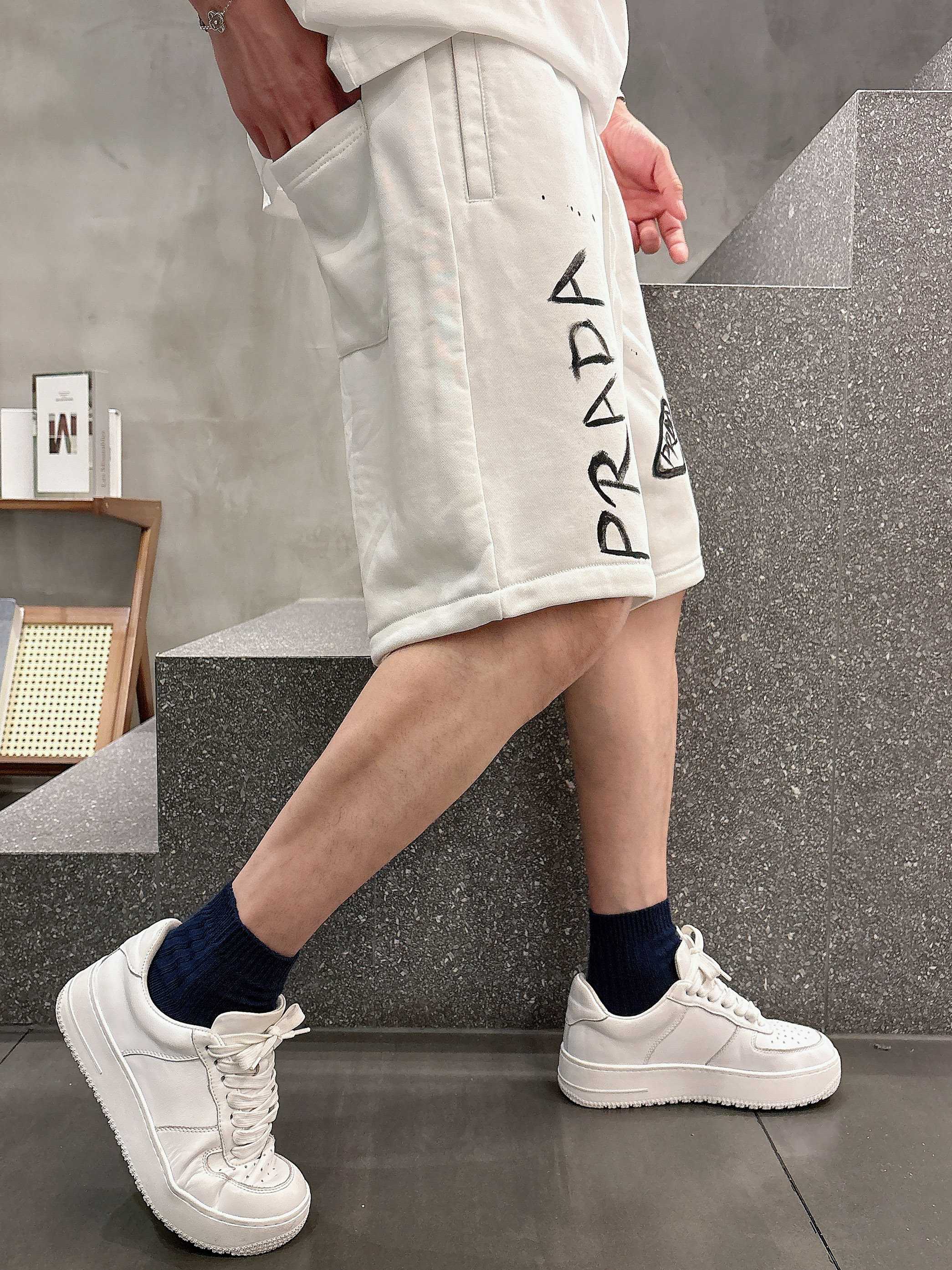 💰110 RRADA 顶级货品🐮 🆕2025春夏新款休闲短裤！品牌经典LOGO休闲裤 ，定制面料，舒适度极好，手触感强烈。辨识度极高，完美品相工艺。 尺码：M-3XL