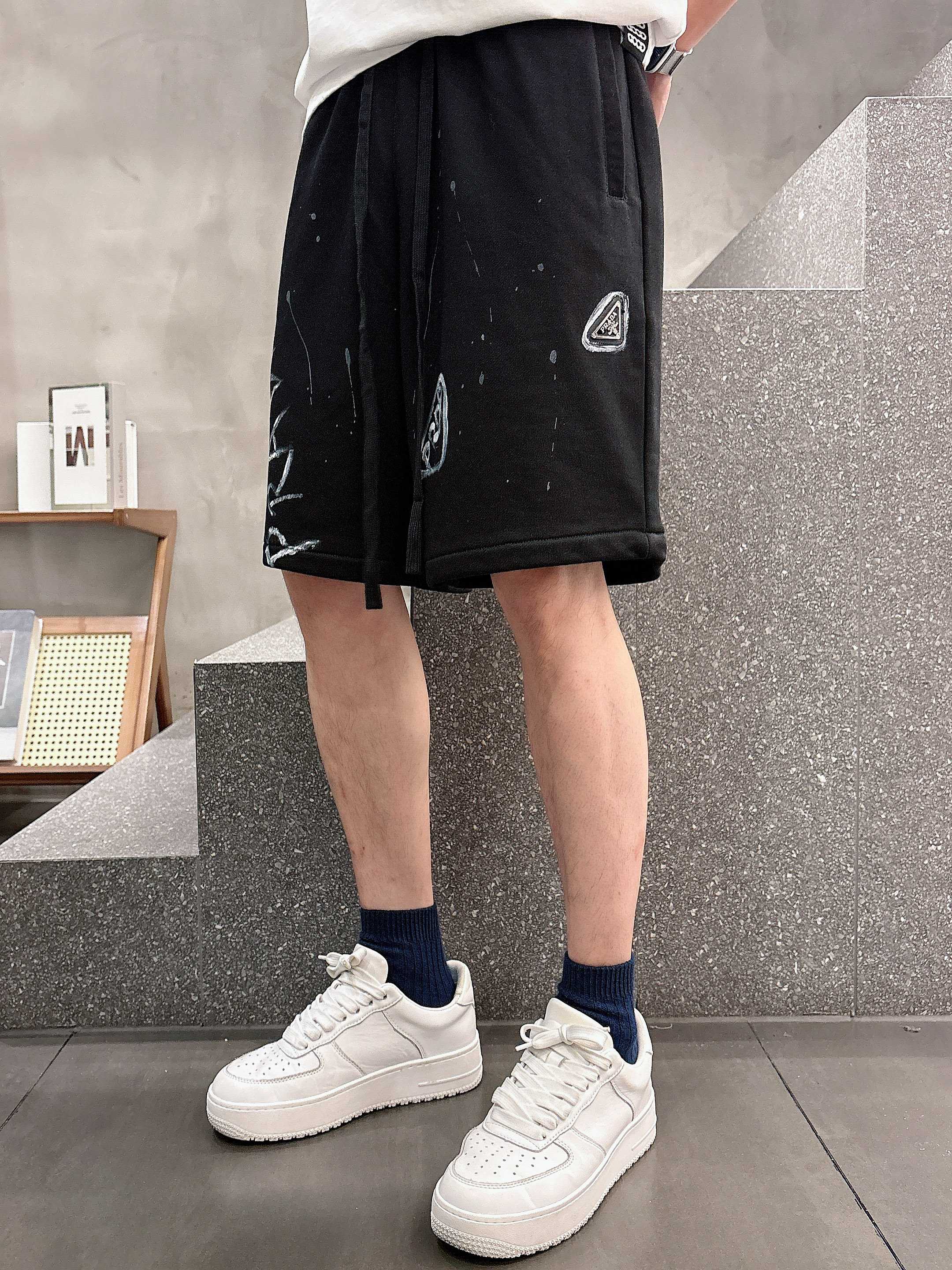 💰110 RRADA 顶级货品🐮 🆕2025春夏新款休闲短裤！品牌经典LOGO休闲裤 ，定制面料，舒适度极好，手触感强烈。辨识度极高，完美品相工艺。 尺码：M-3XL