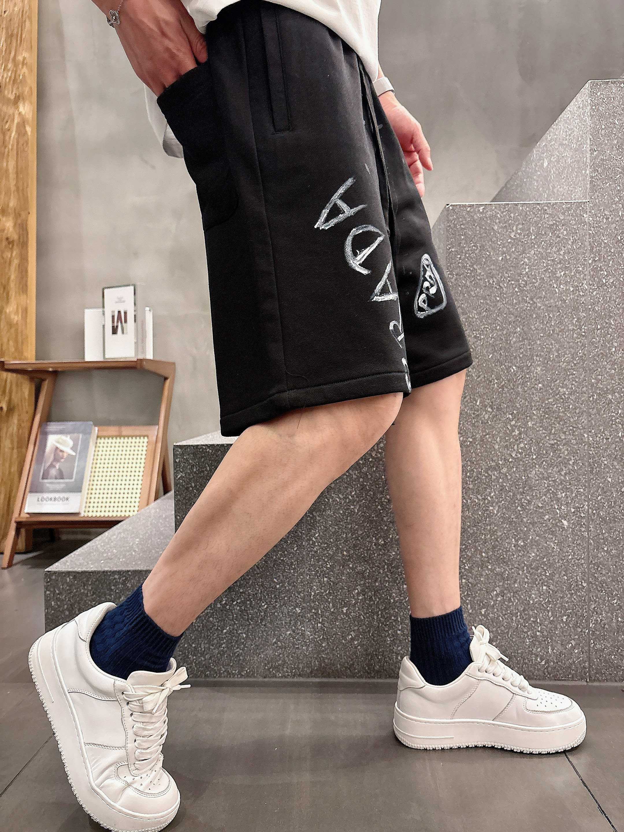 💰110 RRADA 顶级货品🐮 🆕2025春夏新款休闲短裤！品牌经典LOGO休闲裤 ，定制面料，舒适度极好，手触感强烈。辨识度极高，完美品相工艺。 尺码：M-3XL