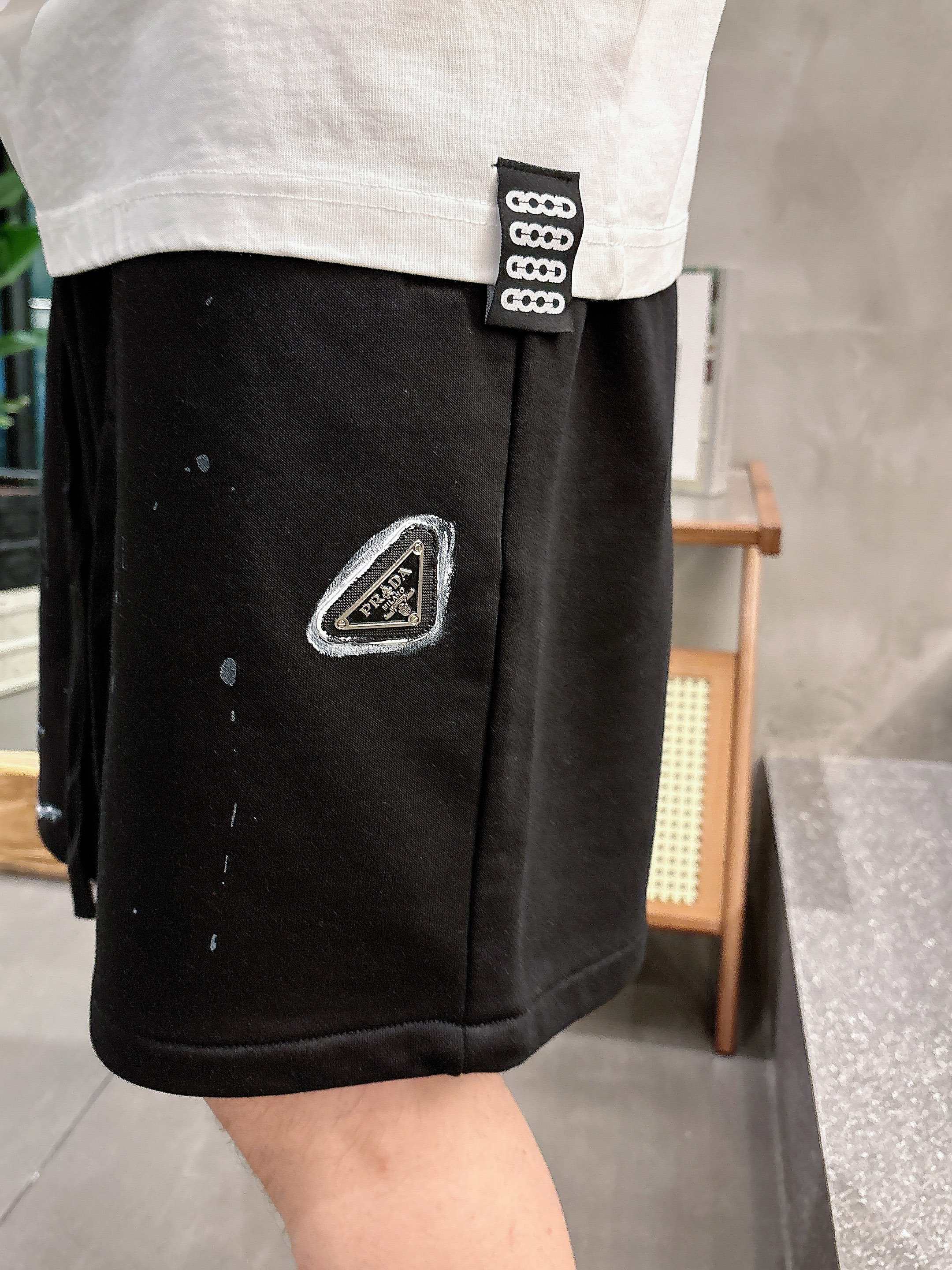 💰110 RRADA 顶级货品🐮 🆕2025春夏新款休闲短裤！品牌经典LOGO休闲裤 ，定制面料，舒适度极好，手触感强烈。辨识度极高，完美品相工艺。 尺码：M-3XL