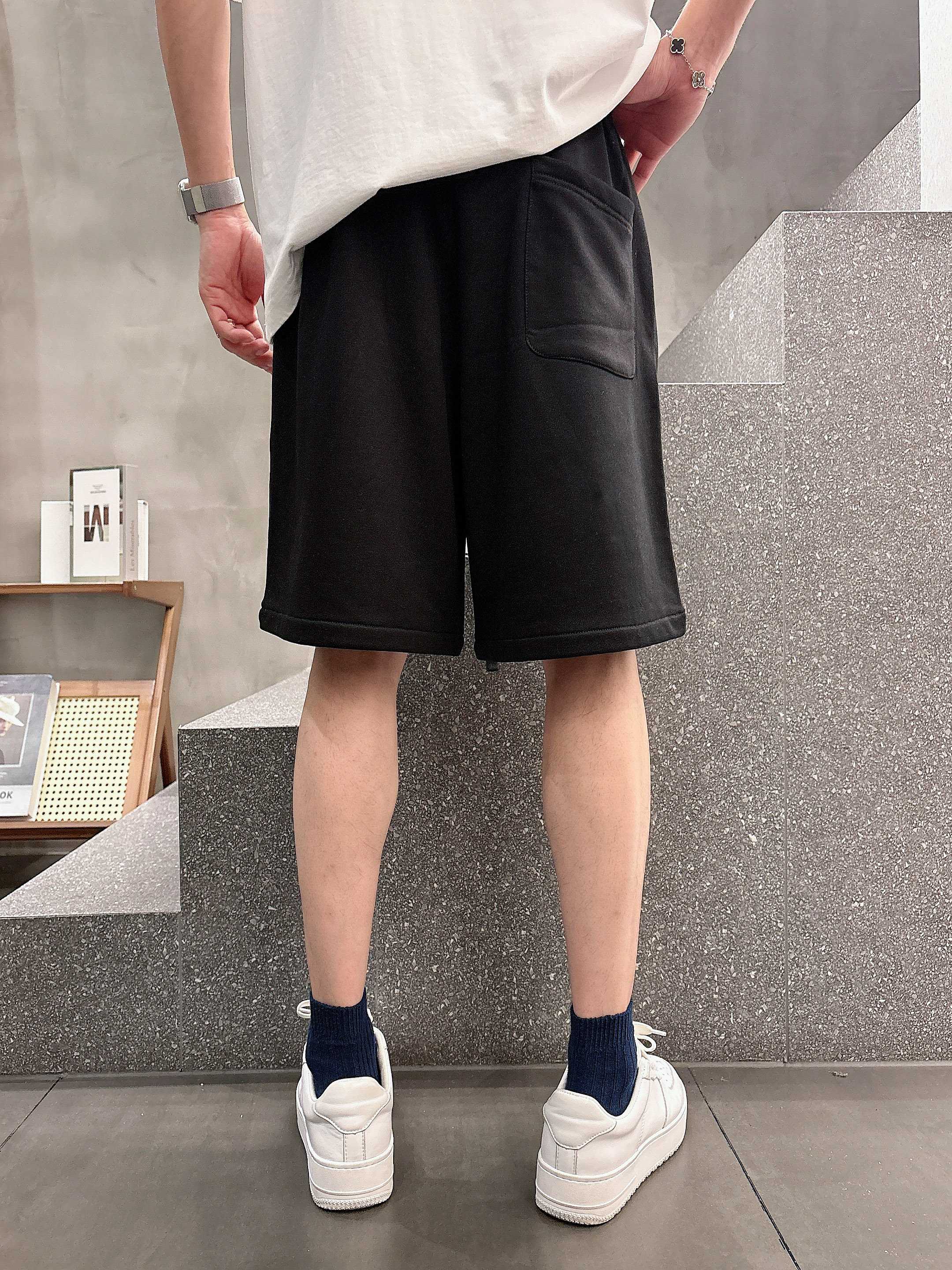💰110 RRADA 顶级货品🐮 🆕2025春夏新款休闲短裤！品牌经典LOGO休闲裤 ，定制面料，舒适度极好，手触感强烈。辨识度极高，完美品相工艺。 尺码：M-3XL