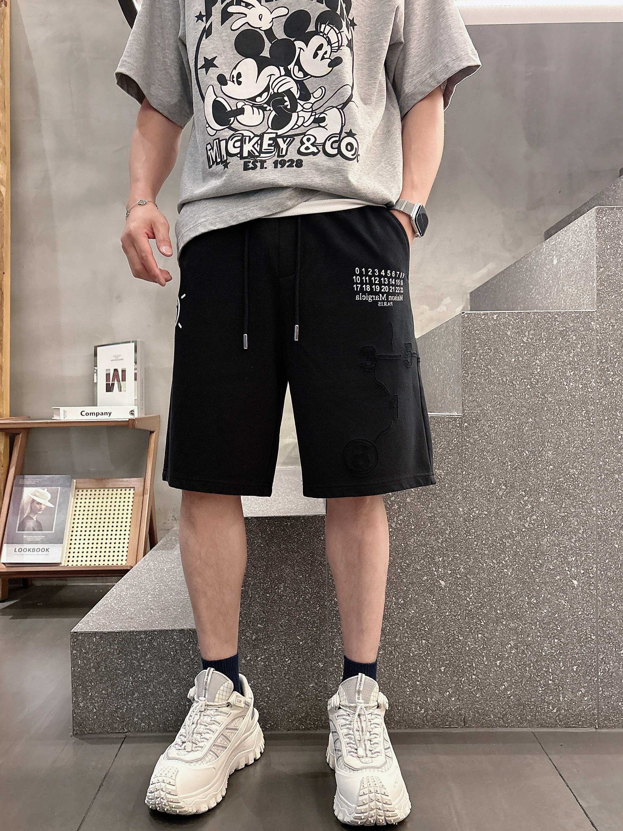 💰125 马吉拉 顶级货品🐮 🆕2025夏季新款休闲短裤！品牌经典LOGO休闲裤 ，定制面料，舒适度极好，手触感强烈。辨识度极高，完美品相工艺。 尺码：M-3XL