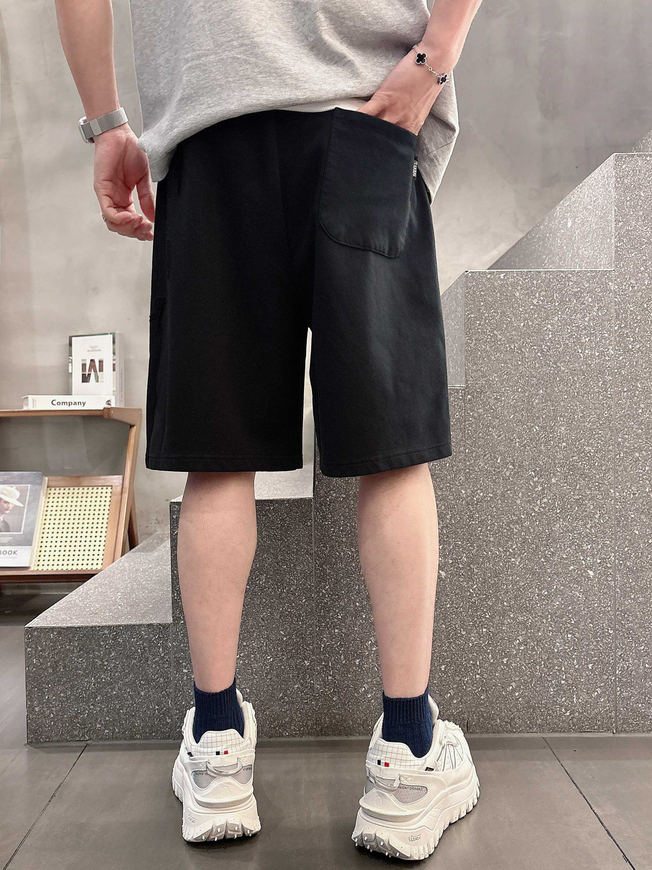 💰125 马吉拉 顶级货品🐮 🆕2025夏季新款休闲短裤！品牌经典LOGO休闲裤 ，定制面料，舒适度极好，手触感强烈。辨识度极高，完美品相工艺。 尺码：M-3XL