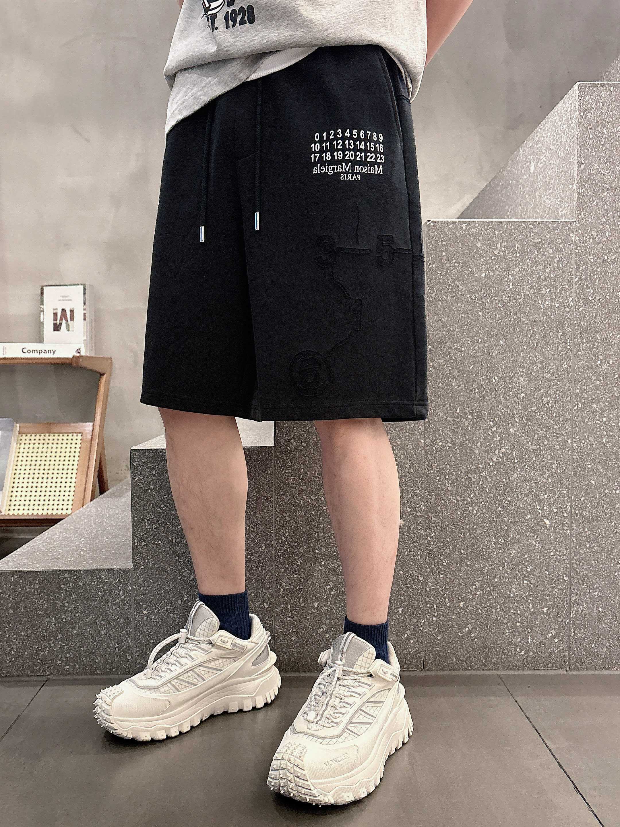 💰125 马吉拉 顶级货品🐮 🆕2025夏季新款休闲短裤！品牌经典LOGO休闲裤 ，定制面料，舒适度极好，手触感强烈。辨识度极高，完美品相工艺。 尺码：M-3XL