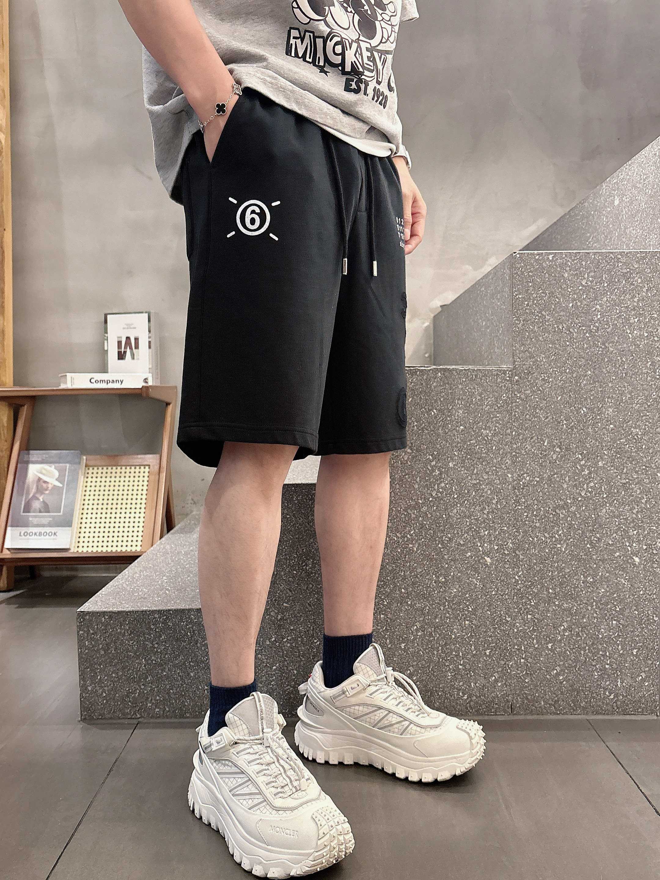💰125 马吉拉 顶级货品🐮 🆕2025夏季新款休闲短裤！品牌经典LOGO休闲裤 ，定制面料，舒适度极好，手触感强烈。辨识度极高，完美品相工艺。 尺码：M-3XL
