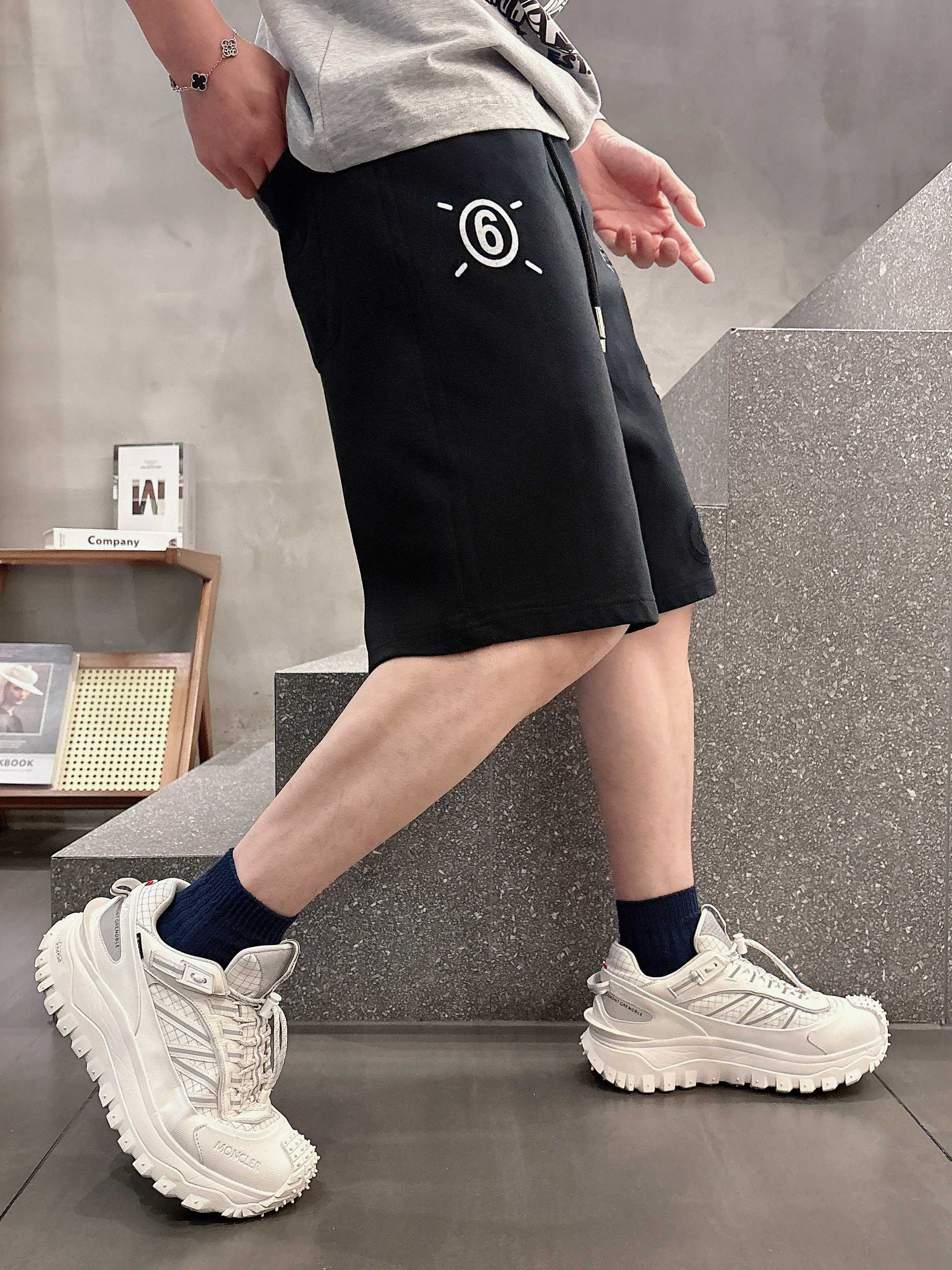 💰125 马吉拉 顶级货品🐮 🆕2025夏季新款休闲短裤！品牌经典LOGO休闲裤 ，定制面料，舒适度极好，手触感强烈。辨识度极高，完美品相工艺。 尺码：M-3XL