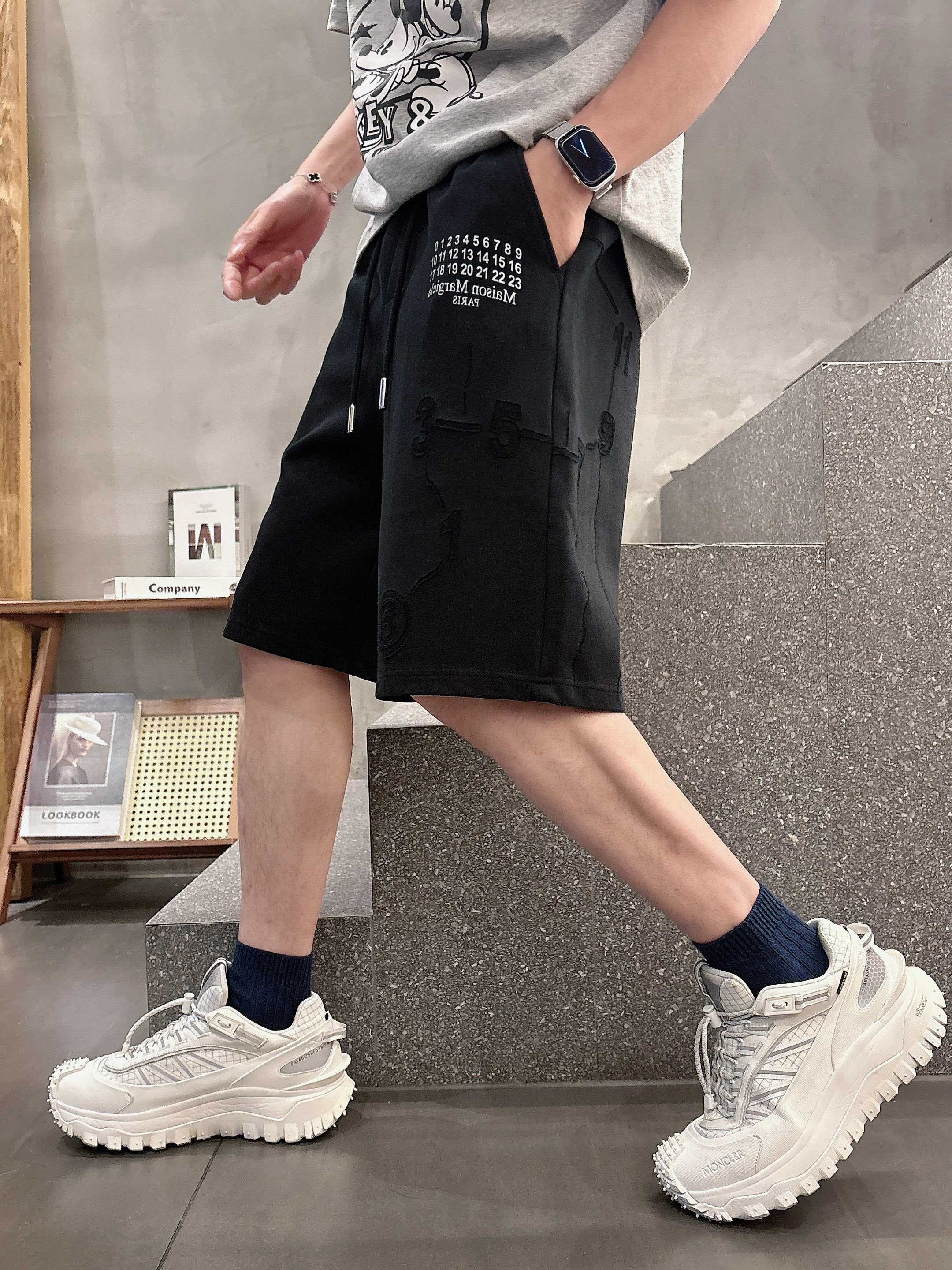 💰125 马吉拉 顶级货品🐮 🆕2025夏季新款休闲短裤！品牌经典LOGO休闲裤 ，定制面料，舒适度极好，手触感强烈。辨识度极高，完美品相工艺。 尺码：M-3XL