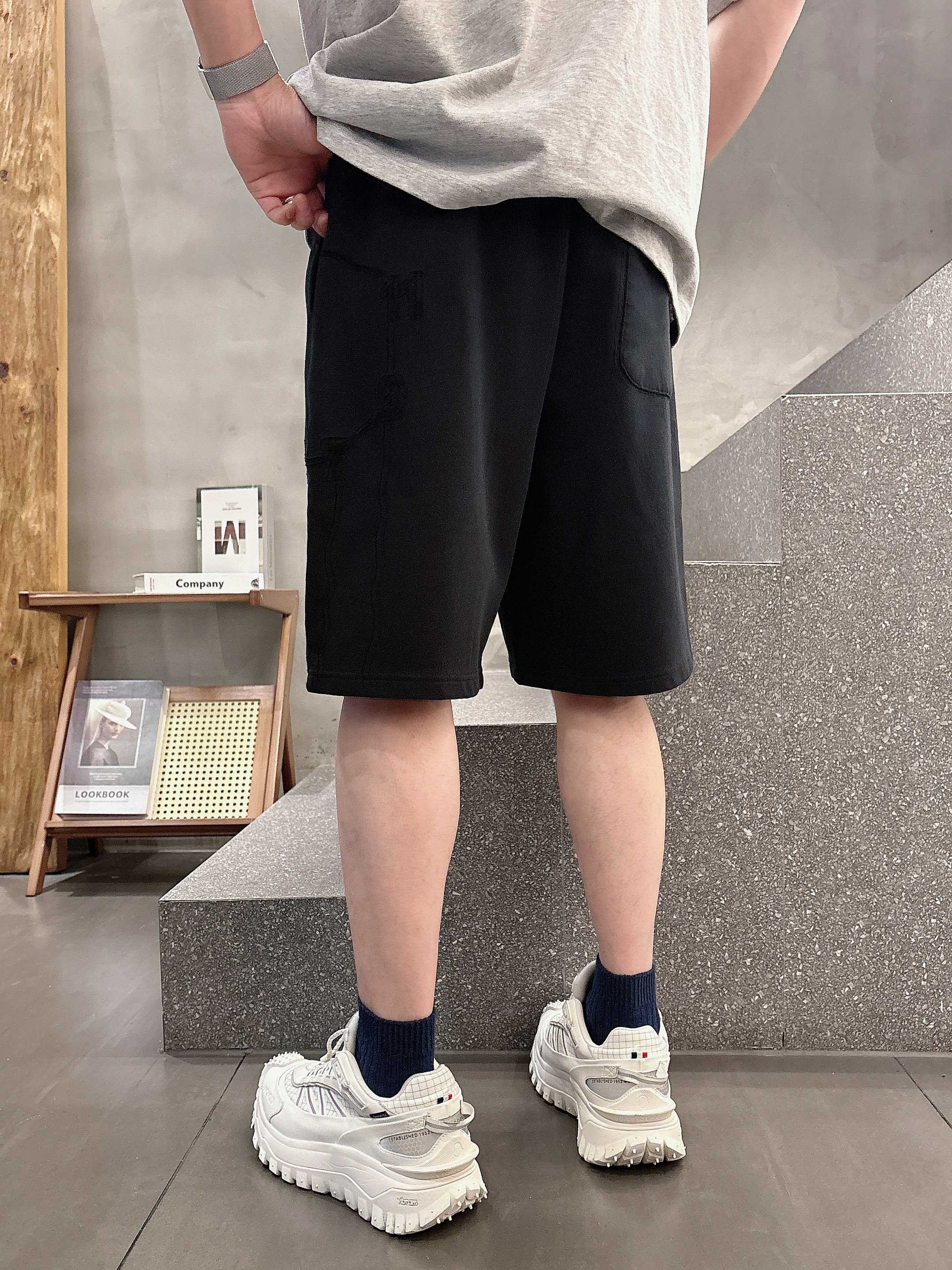 💰125 马吉拉 顶级货品🐮 🆕2025夏季新款休闲短裤！品牌经典LOGO休闲裤 ，定制面料，舒适度极好，手触感强烈。辨识度极高，完美品相工艺。 尺码：M-3XL
