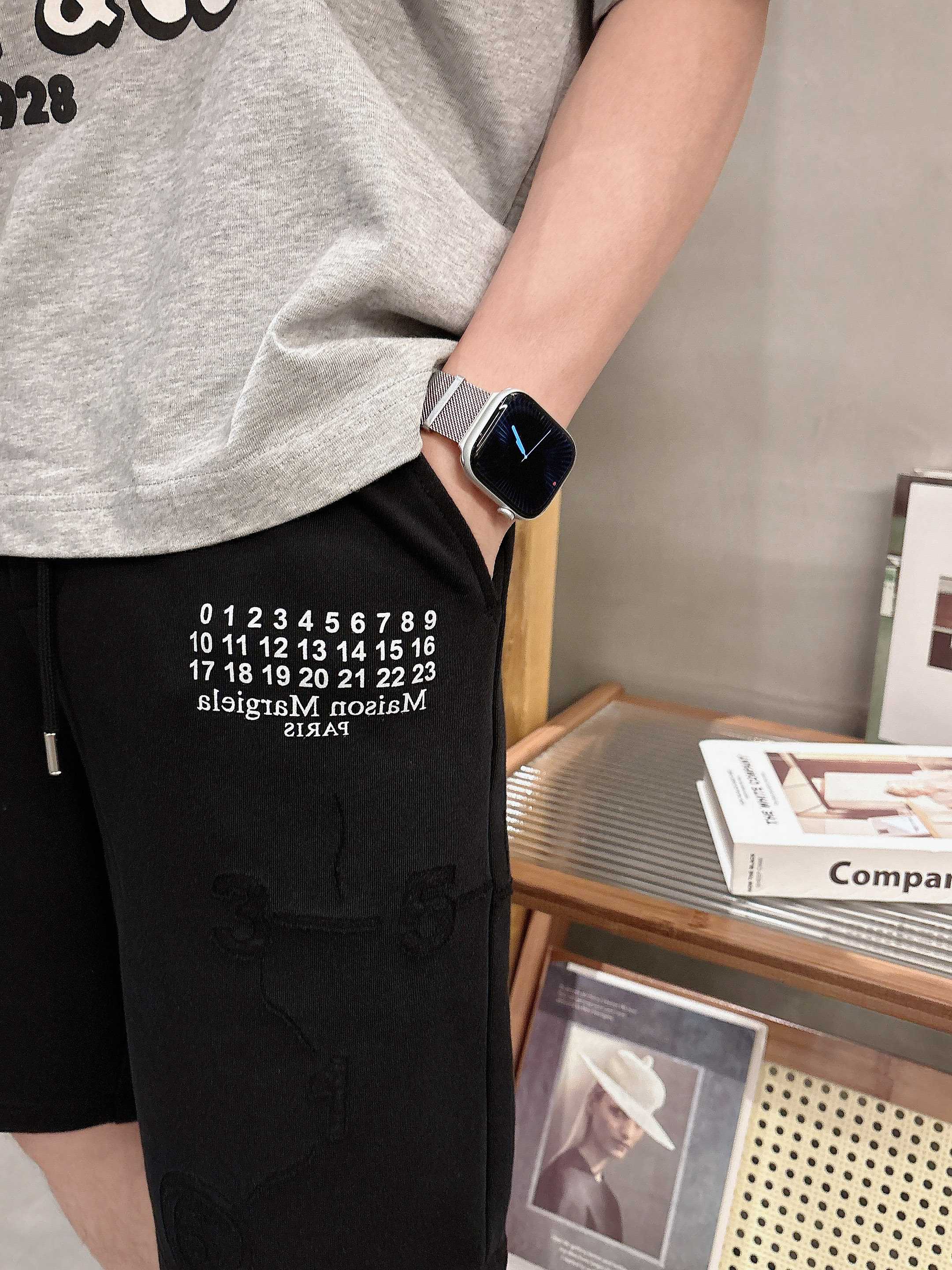 💰125 马吉拉 顶级货品🐮 🆕2025夏季新款休闲短裤！品牌经典LOGO休闲裤 ，定制面料，舒适度极好，手触感强烈。辨识度极高，完美品相工艺。 尺码：M-3XL