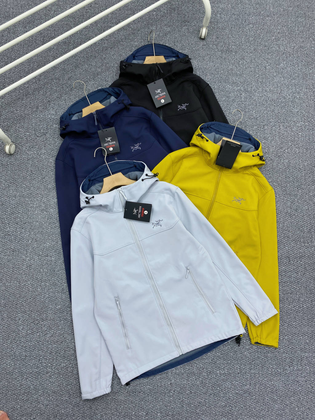 Chaqueta Softshell Arcteryx con Capucha, Logo Bordado, Ideal para Deportes al Aire Libre