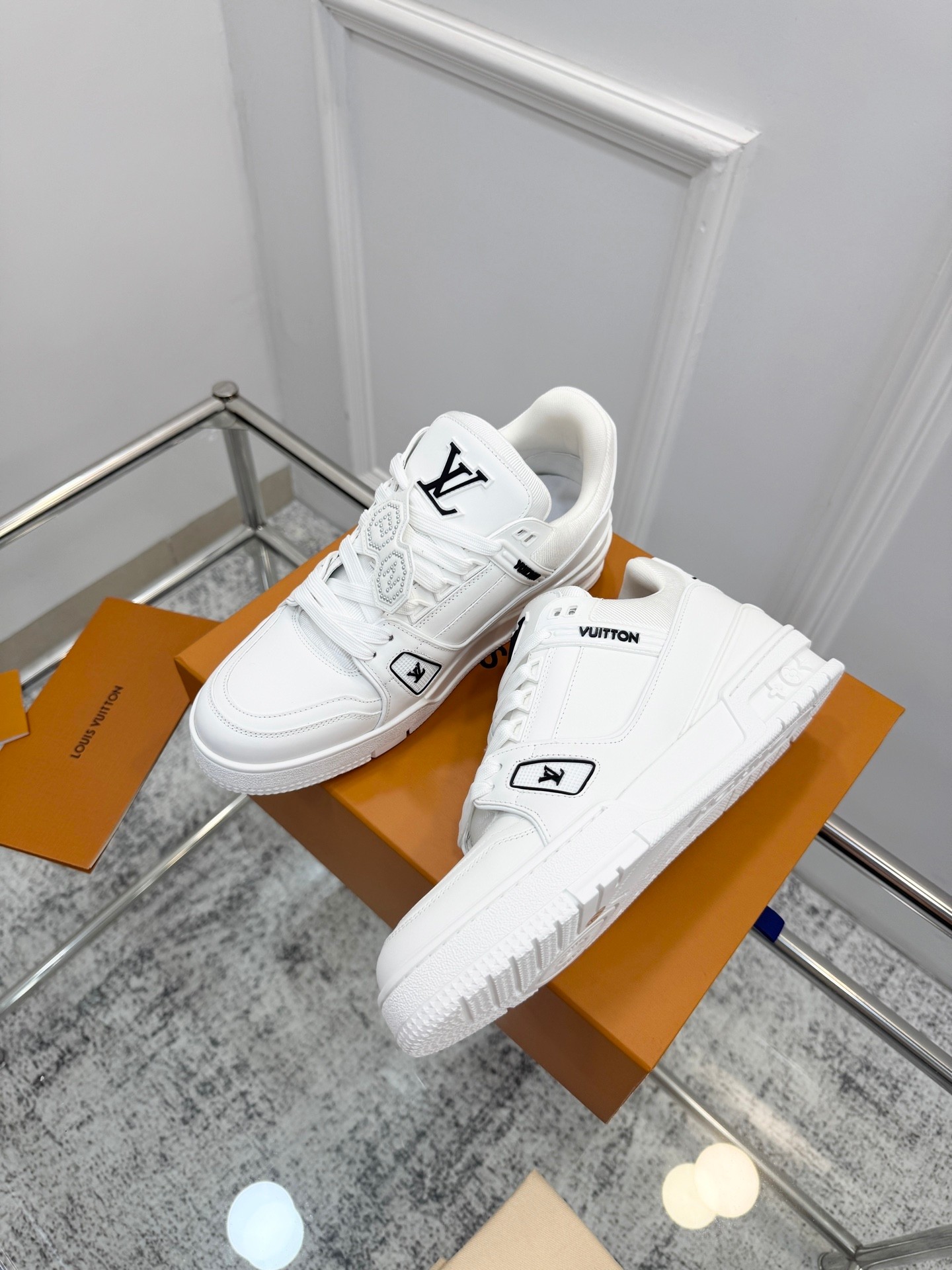 顶级版本：情侣
   Trainer系列 情侣款 休闲  
原版购入开发 做货 本款  Trainer 为丹宁布铺陈艺术总监 Pharrell Williams 设计的 ers Der 图案，于工致鞋面融入橡胶 Vuitton 标识和  字母，再以 Monogram 花卉点亮细腻外底。原版构型出自 Virgil Abloh 之手，展现复古篮的灵感启发
配送精美包装🛍📦
▪️面料: 原版定制进口单宁牛仔
▪️内里: 原版定制透气网里
▪️大底: 原版开模防滑TPU组合大底
▪️底厚: 3CM
▪️Size: 女款35-41 / 男款38-46