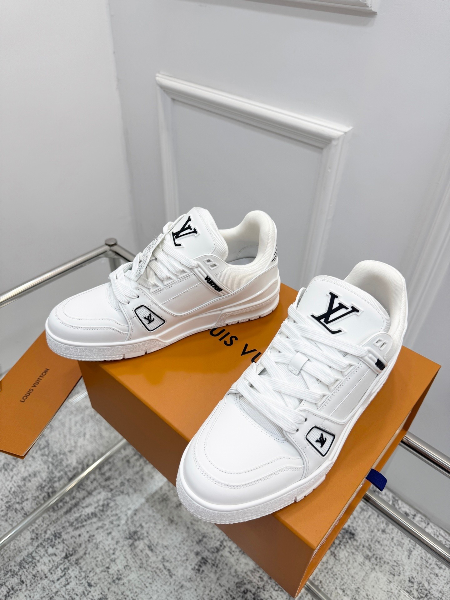 顶级版本：情侣
   Trainer系列 情侣款 休闲  
原版购入开发 做货 本款  Trainer 为丹宁布铺陈艺术总监 Pharrell Williams 设计的 ers Der 图案，于工致鞋面融入橡胶 Vuitton 标识和  字母，再以 Monogram 花卉点亮细腻外底。原版构型出自 Virgil Abloh 之手，展现复古篮的灵感启发
配送精美包装🛍📦
▪️面料: 原版定制进口单宁牛仔
▪️内里: 原版定制透气网里
▪️大底: 原版开模防滑TPU组合大底
▪️底厚: 3CM
▪️Size: 女款35-41 / 男款38-46