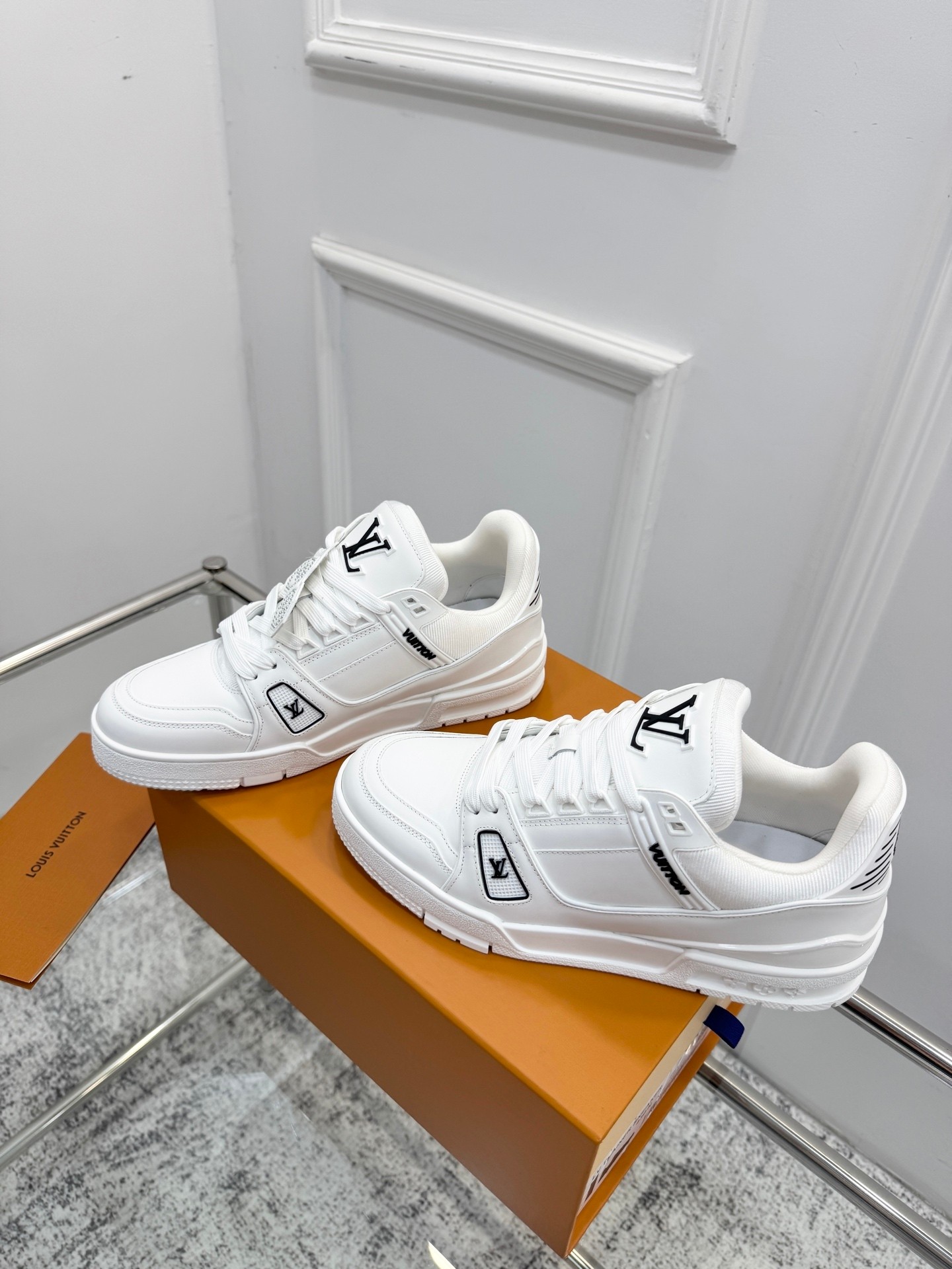 顶级版本：情侣
   Trainer系列 情侣款 休闲  
原版购入开发 做货 本款  Trainer 为丹宁布铺陈艺术总监 Pharrell Williams 设计的 ers Der 图案，于工致鞋面融入橡胶 Vuitton 标识和  字母，再以 Monogram 花卉点亮细腻外底。原版构型出自 Virgil Abloh 之手，展现复古篮的灵感启发
配送精美包装🛍📦
▪️面料: 原版定制进口单宁牛仔
▪️内里: 原版定制透气网里
▪️大底: 原版开模防滑TPU组合大底
▪️底厚: 3CM
▪️Size: 女款35-41 / 男款38-46