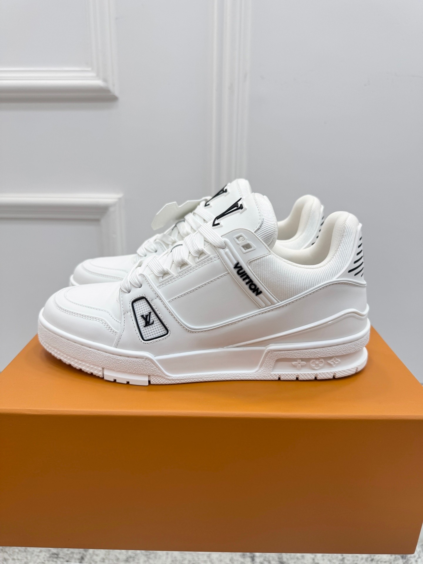 顶级版本：情侣
   Trainer系列 情侣款 休闲  
原版购入开发 做货 本款  Trainer 为丹宁布铺陈艺术总监 Pharrell Williams 设计的 ers Der 图案，于工致鞋面融入橡胶 Vuitton 标识和  字母，再以 Monogram 花卉点亮细腻外底。原版构型出自 Virgil Abloh 之手，展现复古篮的灵感启发
配送精美包装🛍📦
▪️面料: 原版定制进口单宁牛仔
▪️内里: 原版定制透气网里
▪️大底: 原版开模防滑TPU组合大底
▪️底厚: 3CM
▪️Size: 女款35-41 / 男款38-46