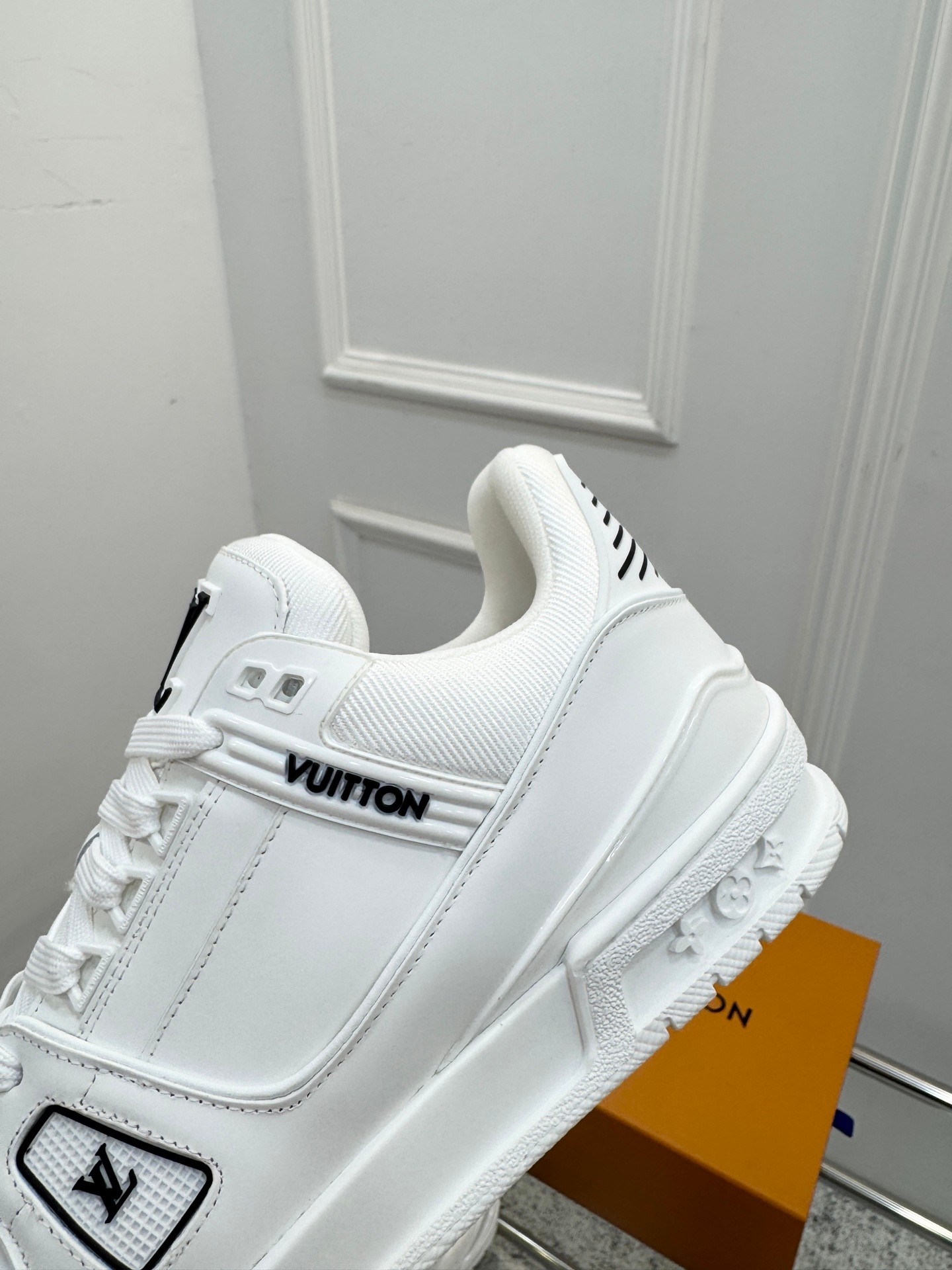 顶级版本：情侣
   Trainer系列 情侣款 休闲  
原版购入开发 做货 本款  Trainer 为丹宁布铺陈艺术总监 Pharrell Williams 设计的 ers Der 图案，于工致鞋面融入橡胶 Vuitton 标识和  字母，再以 Monogram 花卉点亮细腻外底。原版构型出自 Virgil Abloh 之手，展现复古篮的灵感启发
配送精美包装🛍📦
▪️面料: 原版定制进口单宁牛仔
▪️内里: 原版定制透气网里
▪️大底: 原版开模防滑TPU组合大底
▪️底厚: 3CM
▪️Size: 女款35-41 / 男款38-46