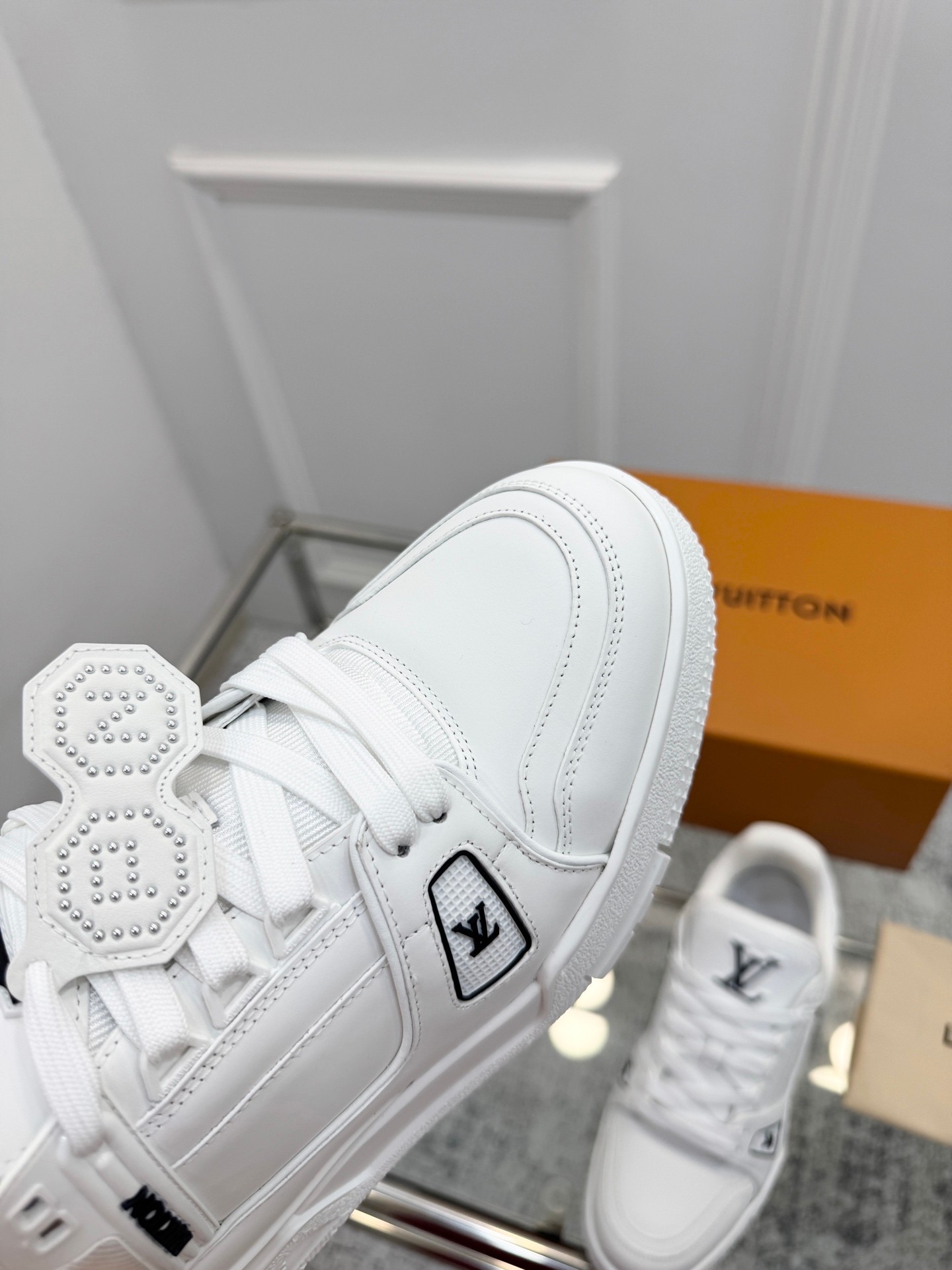 顶级版本：情侣
   Trainer系列 情侣款 休闲  
原版购入开发 做货 本款  Trainer 为丹宁布铺陈艺术总监 Pharrell Williams 设计的 ers Der 图案，于工致鞋面融入橡胶 Vuitton 标识和  字母，再以 Monogram 花卉点亮细腻外底。原版构型出自 Virgil Abloh 之手，展现复古篮的灵感启发
配送精美包装🛍📦
▪️面料: 原版定制进口单宁牛仔
▪️内里: 原版定制透气网里
▪️大底: 原版开模防滑TPU组合大底
▪️底厚: 3CM
▪️Size: 女款35-41 / 男款38-46