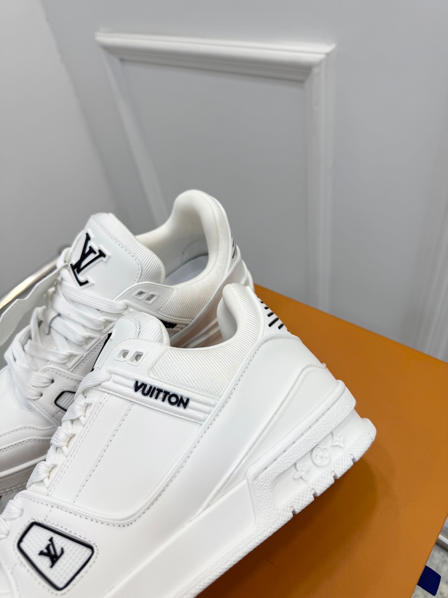 顶级版本：情侣
   Trainer系列 情侣款 休闲  
原版购入开发 做货 本款  Trainer 为丹宁布铺陈艺术总监 Pharrell Williams 设计的 ers Der 图案，于工致鞋面融入橡胶 Vuitton 标识和  字母，再以 Monogram 花卉点亮细腻外底。原版构型出自 Virgil Abloh 之手，展现复古篮的灵感启发
配送精美包装🛍📦
▪️面料: 原版定制进口单宁牛仔
▪️内里: 原版定制透气网里
▪️大底: 原版开模防滑TPU组合大底
▪️底厚: 3CM
▪️Size: 女款35-41 / 男款38-46