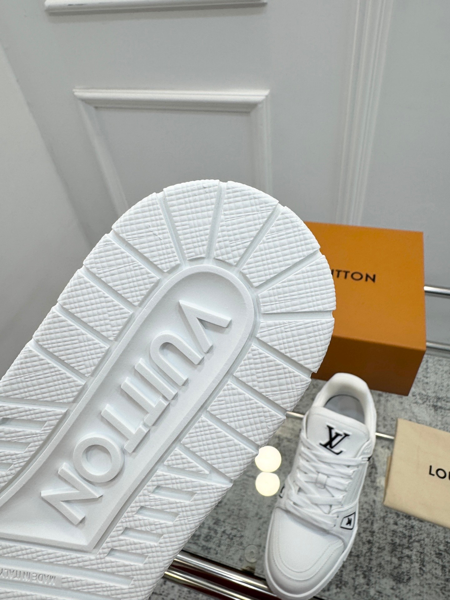 顶级版本：情侣
   Trainer系列 情侣款 休闲  
原版购入开发 做货 本款  Trainer 为丹宁布铺陈艺术总监 Pharrell Williams 设计的 ers Der 图案，于工致鞋面融入橡胶 Vuitton 标识和  字母，再以 Monogram 花卉点亮细腻外底。原版构型出自 Virgil Abloh 之手，展现复古篮的灵感启发
配送精美包装🛍📦
▪️面料: 原版定制进口单宁牛仔
▪️内里: 原版定制透气网里
▪️大底: 原版开模防滑TPU组合大底
▪️底厚: 3CM
▪️Size: 女款35-41 / 男款38-46